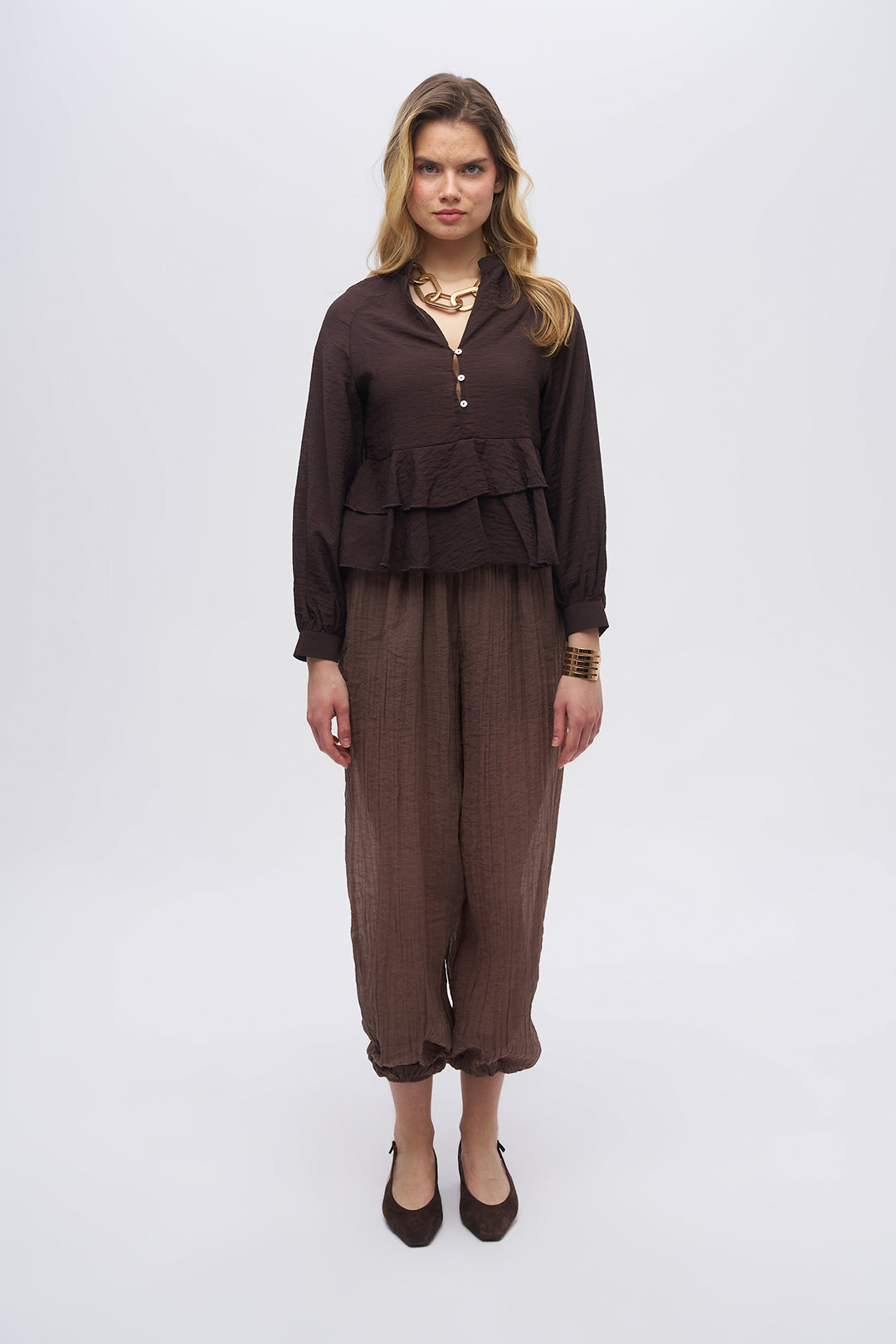 Önden Düğmeli Katlı Fırfır Detaylı Dokulu Bluz Kahve