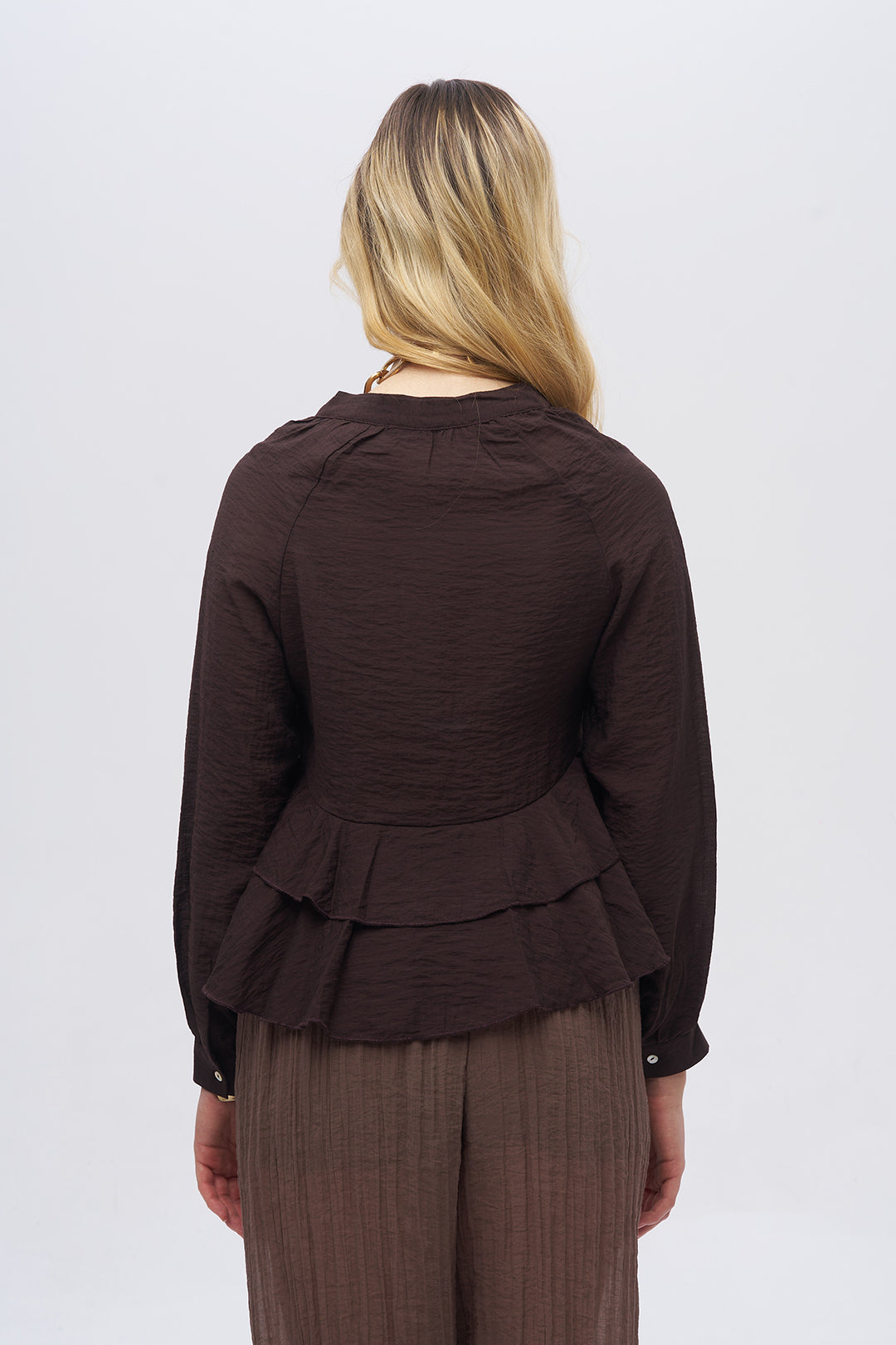 Önden Düğmeli Katlı Fırfır Detaylı Dokulu Bluz Kahve