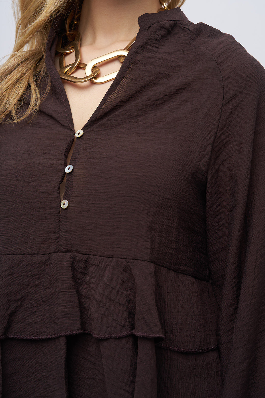 Önden Düğmeli Katlı Fırfır Detaylı Dokulu Bluz Kahve