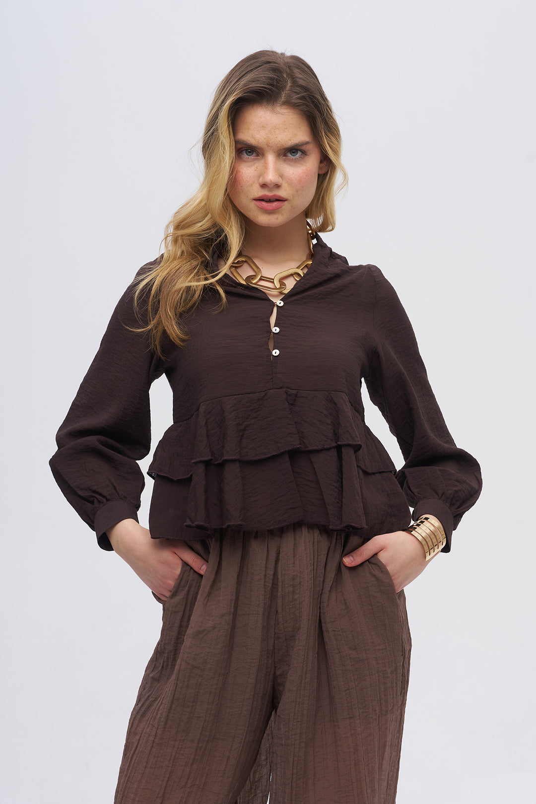 Önden Düğmeli Katlı Fırfır Detaylı Dokulu Bluz Kahve