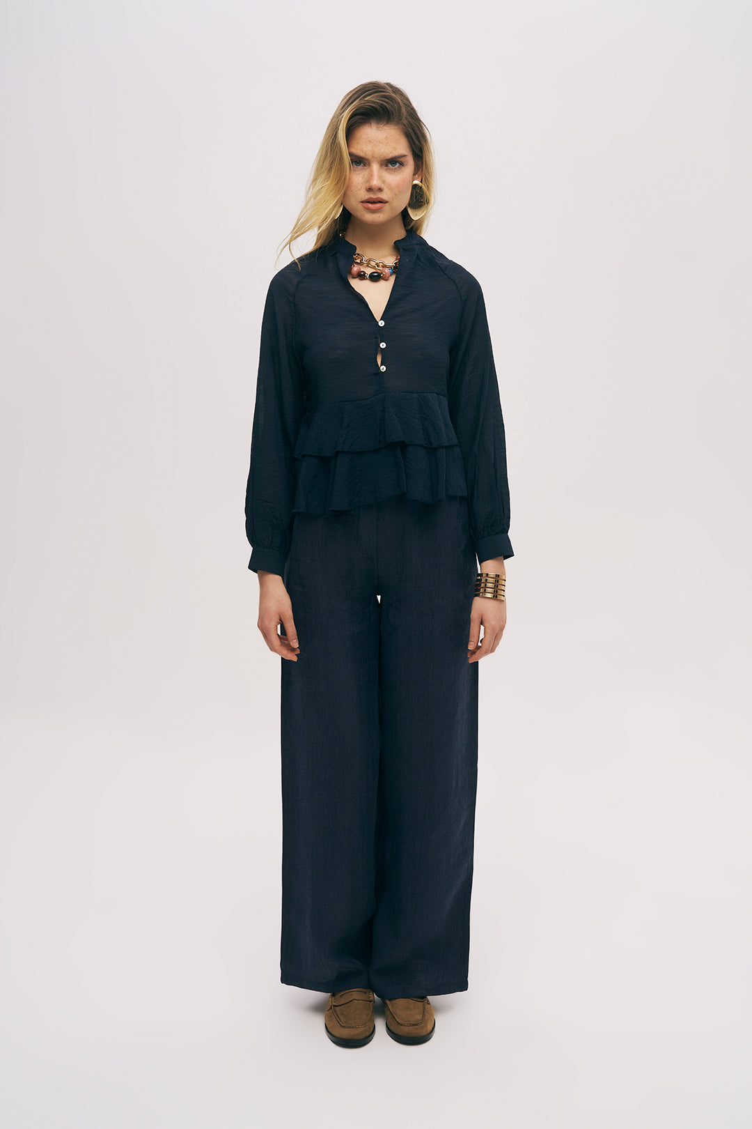 Önden Düğmeli Katlı Fırfır Detaylı Dokulu Bluz Laci