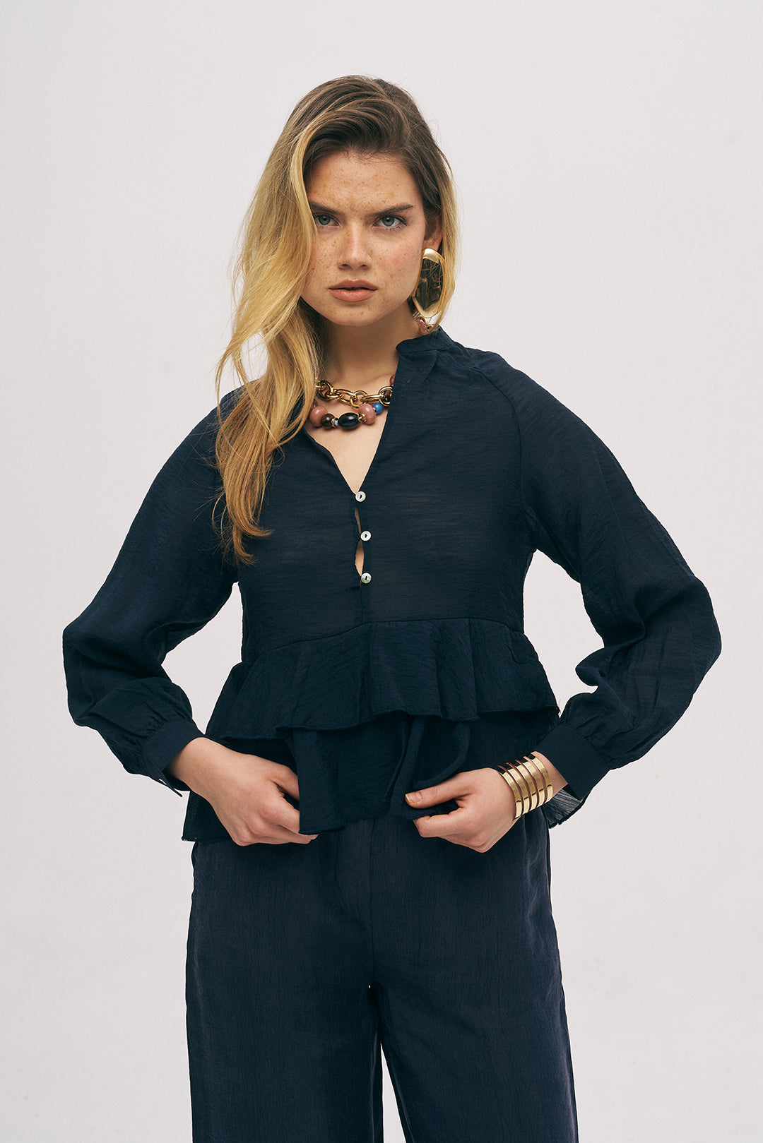 Önden Düğmeli Katlı Fırfır Detaylı Dokulu Bluz Laci