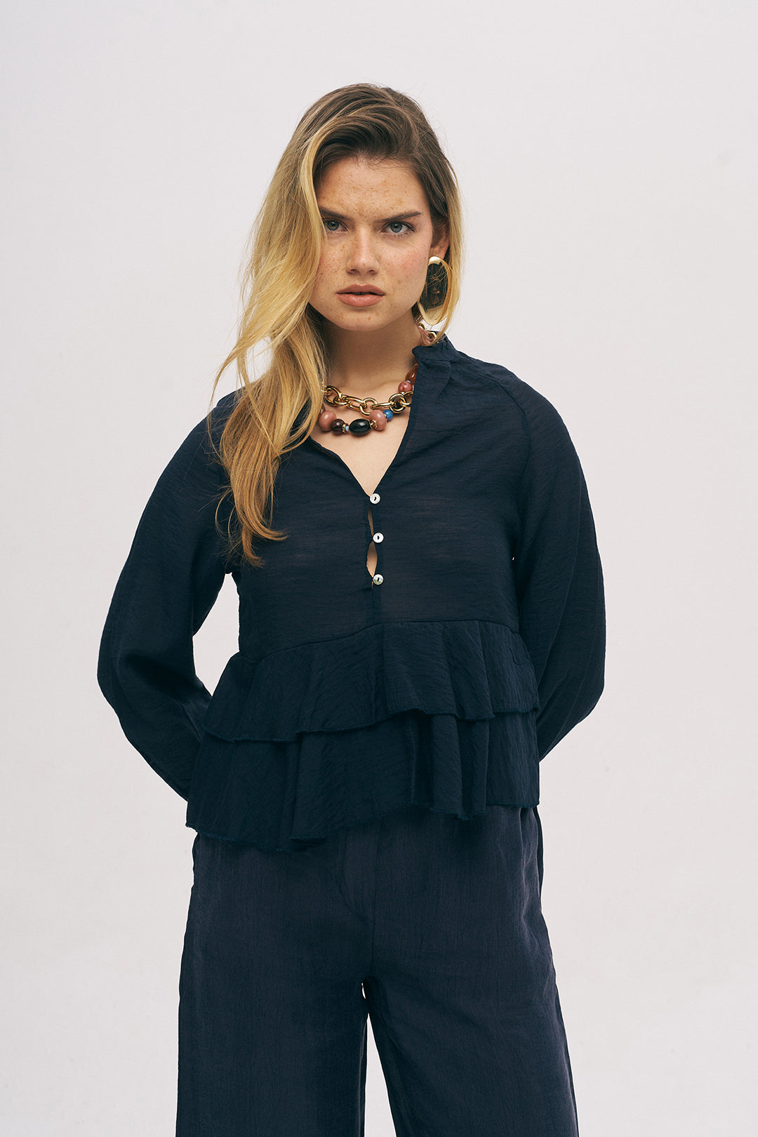 Önden Düğmeli Katlı Fırfır Detaylı Dokulu Bluz Laci