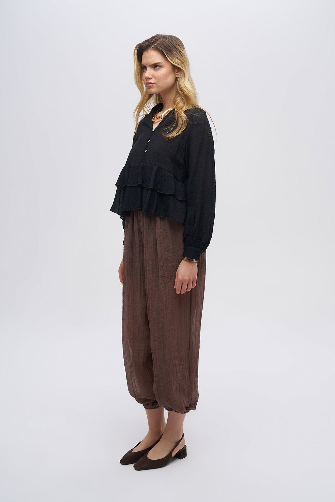 Önden Düğmeli Katlı Fırfır Detaylı Dokulu Bluz Siyah