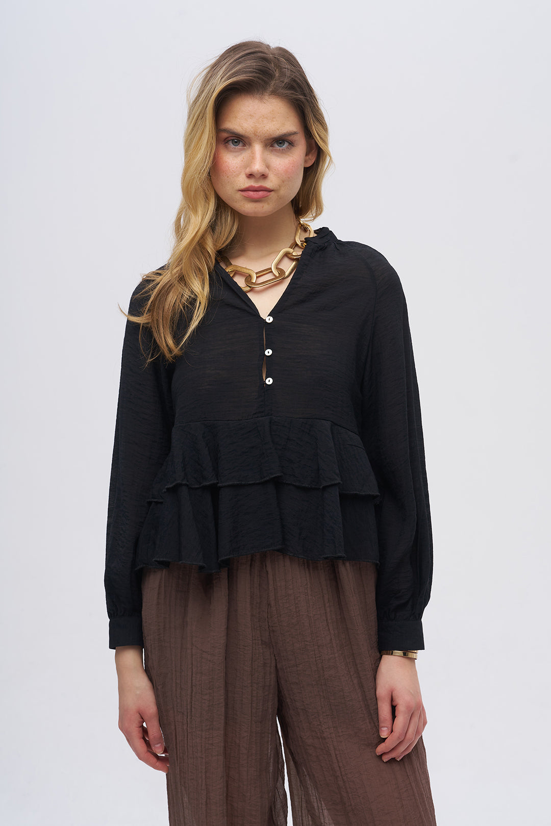 Önden Düğmeli Katlı Fırfır Detaylı Dokulu Bluz Siyah