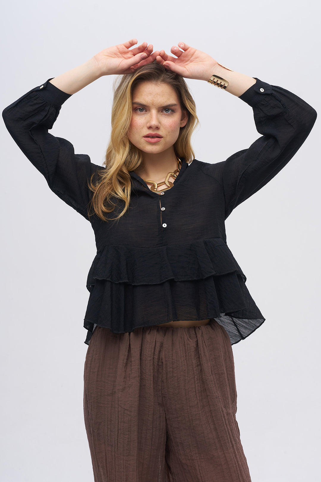 Önden Düğmeli Katlı Fırfır Detaylı Dokulu Bluz Siyah