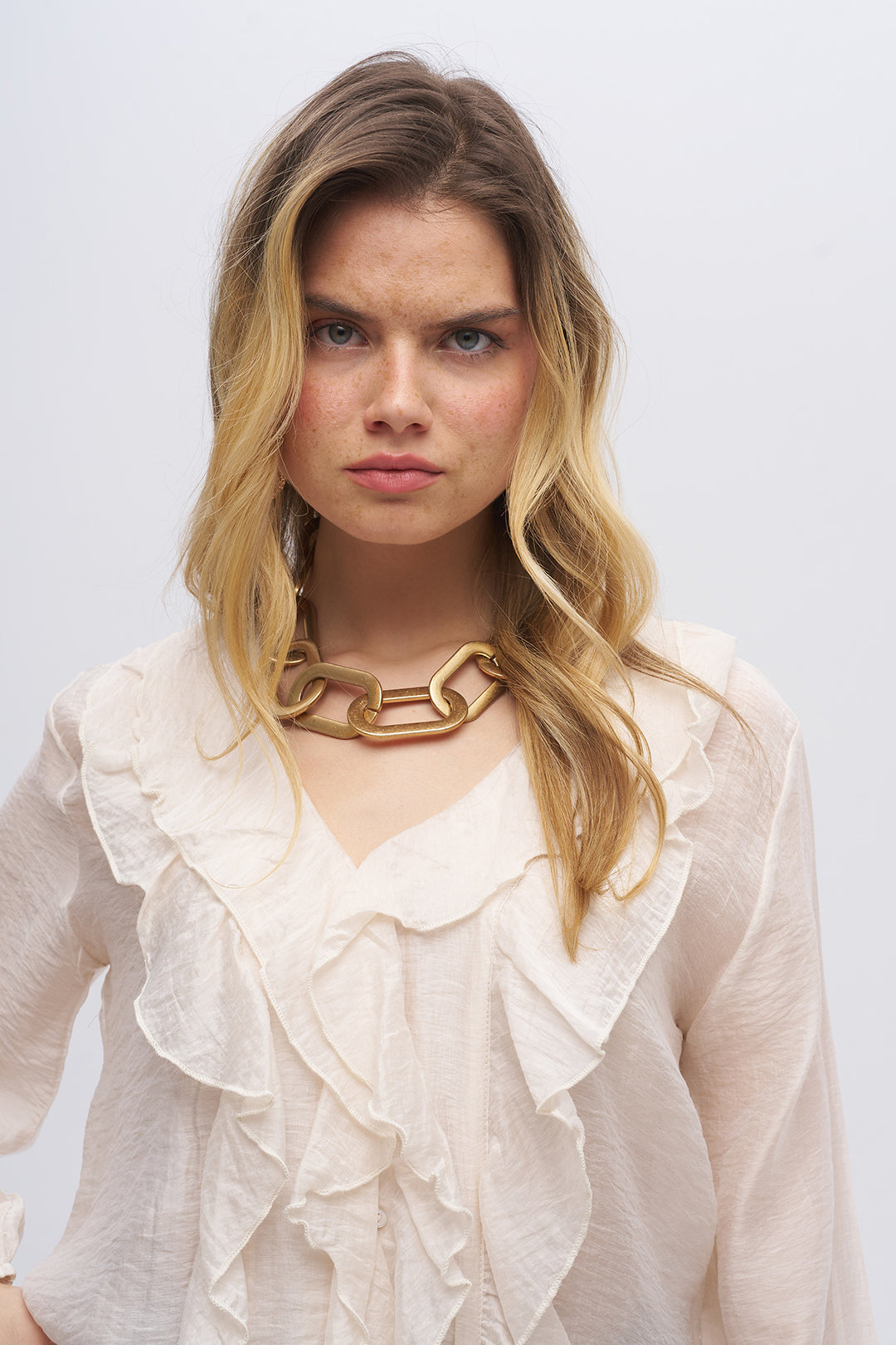 V Yaka Önü Fırfır Detaylı Dokulu Bluz Ekru