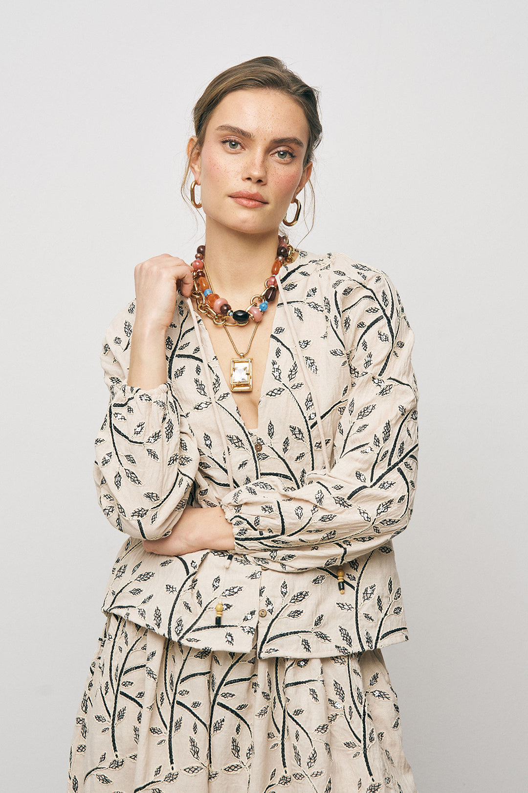 Nakış İşlemeli Balon Kol Tasarım Bluz Siyah