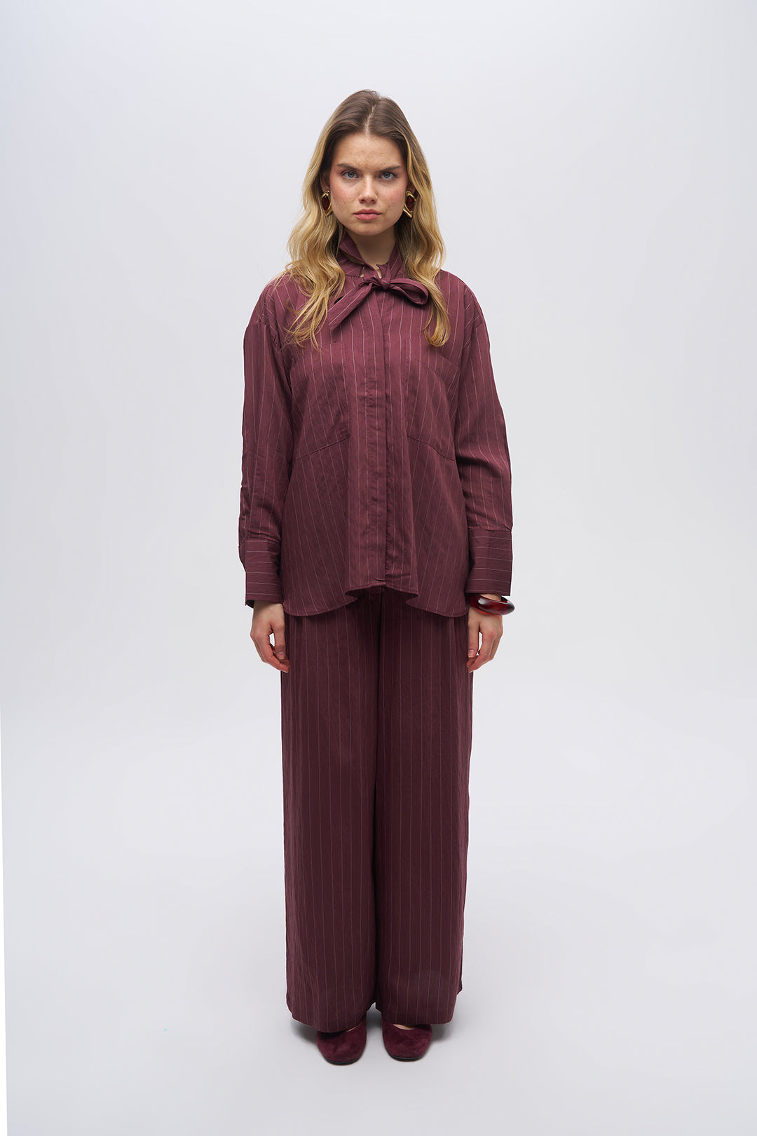 Yakası Fiyonk Bağlamalı Oversize Dökümlü Çizgili Gömlek Bordo