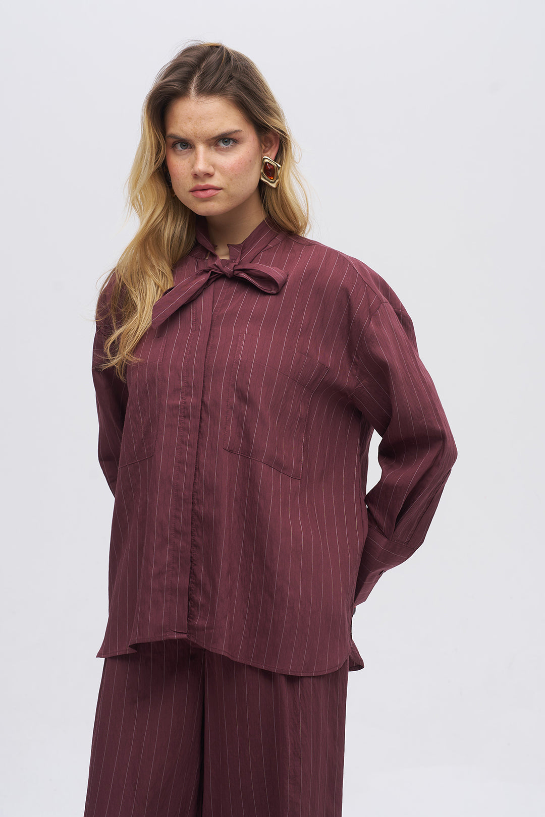 Yakası Fiyonk Bağlamalı Oversize Dökümlü Çizgili Gömlek Bordo