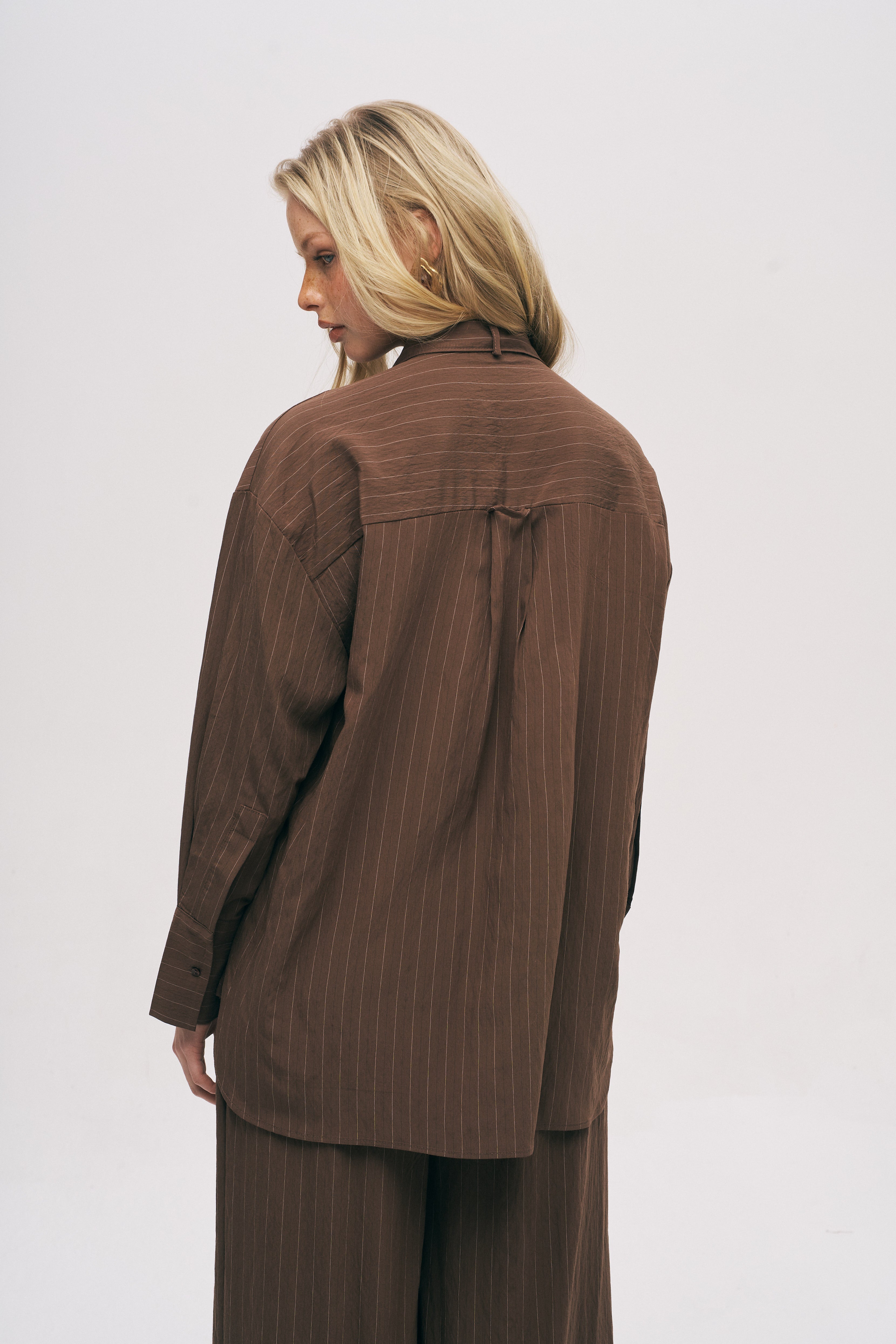 Yakası Fiyonk Bağlamalı Oversize Dökümlü Çizgili Gömlek Kahve