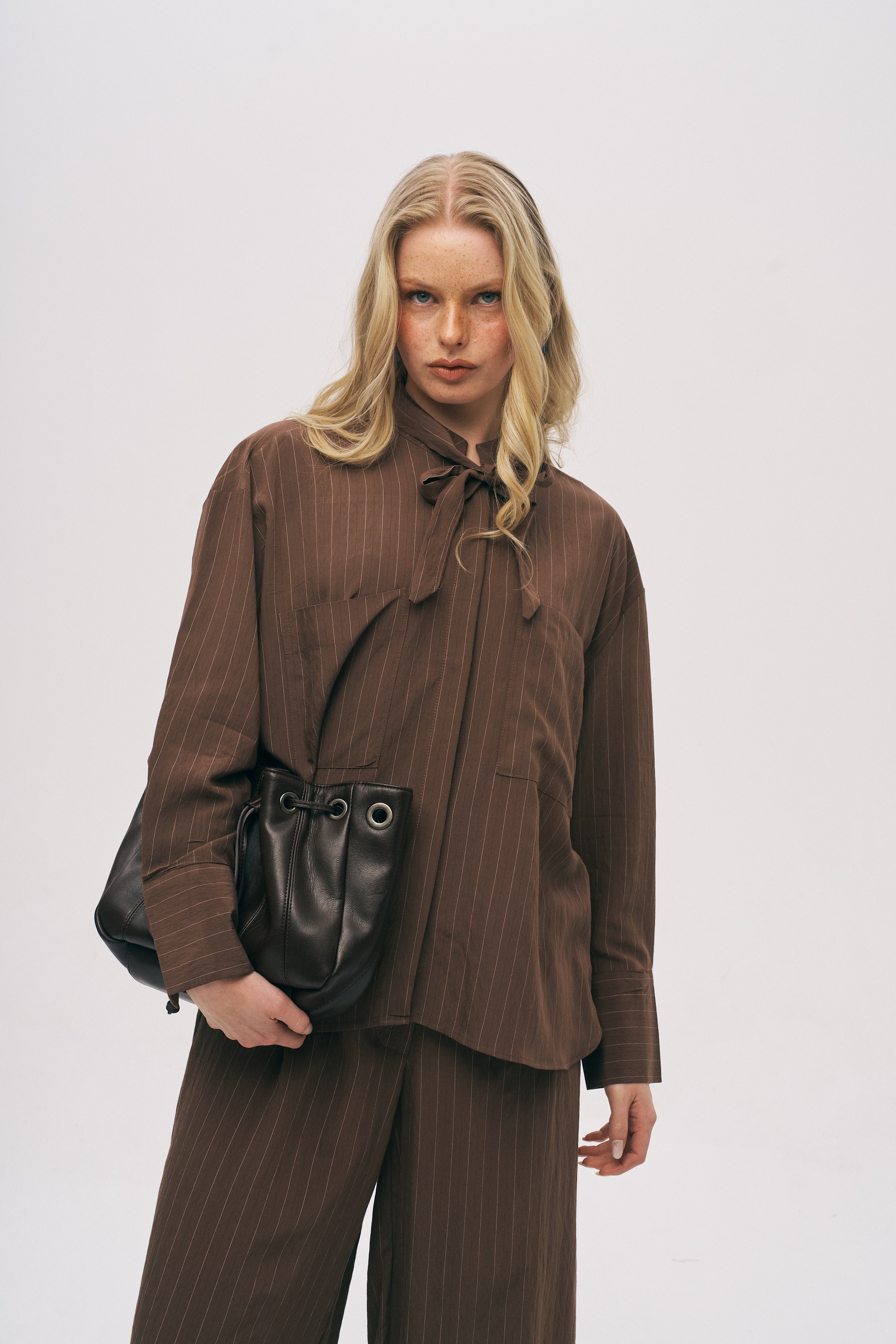 Yakası Fiyonk Bağlamalı Oversize Dökümlü Çizgili Gömlek Kahve