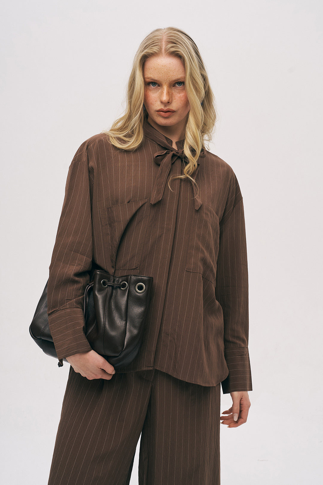 Yakası Fiyonk Bağlamalı Oversize Dökümlü Çizgili Gömlek Kahve