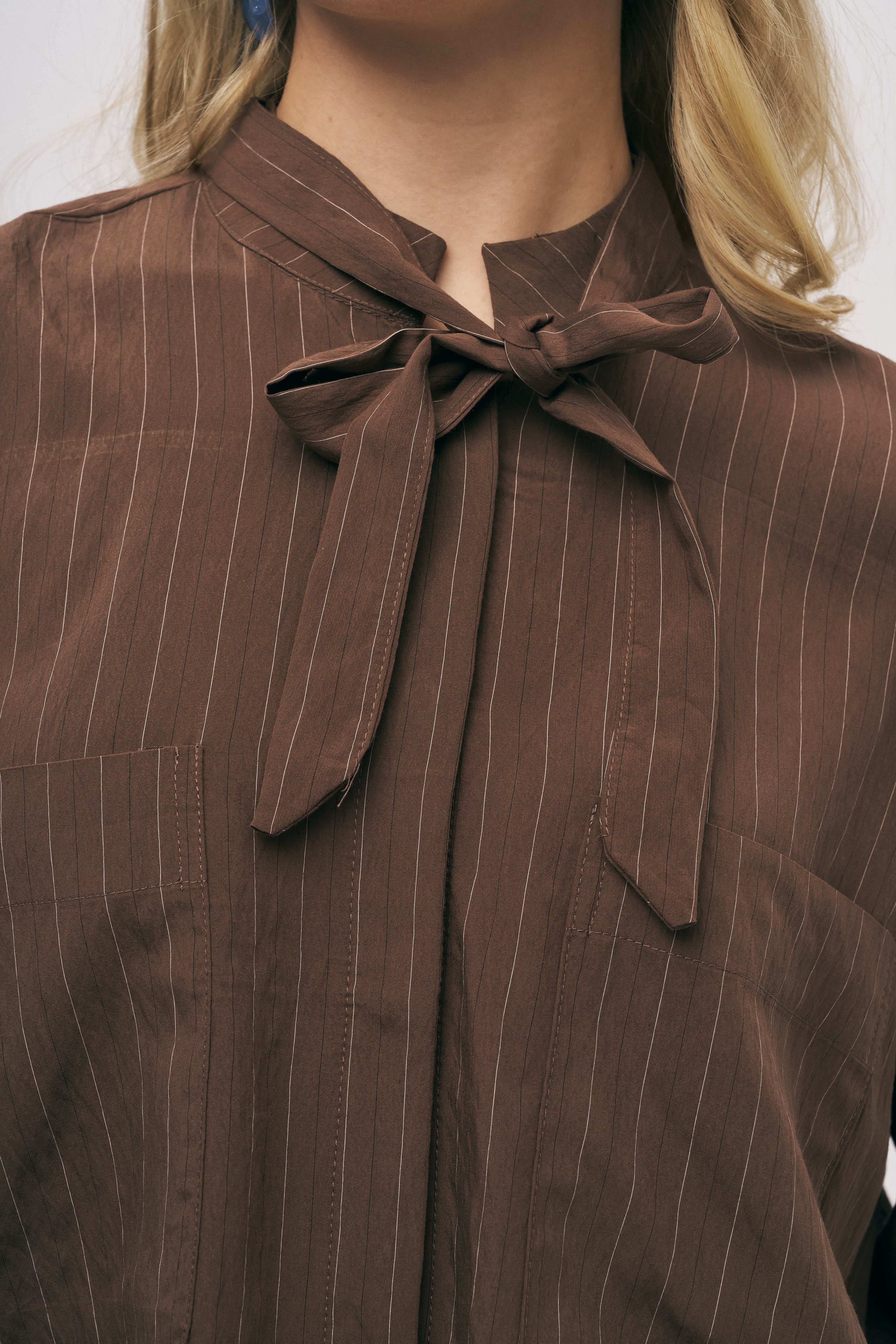 Yakası Fiyonk Bağlamalı Oversize Dökümlü Çizgili Gömlek Kahve