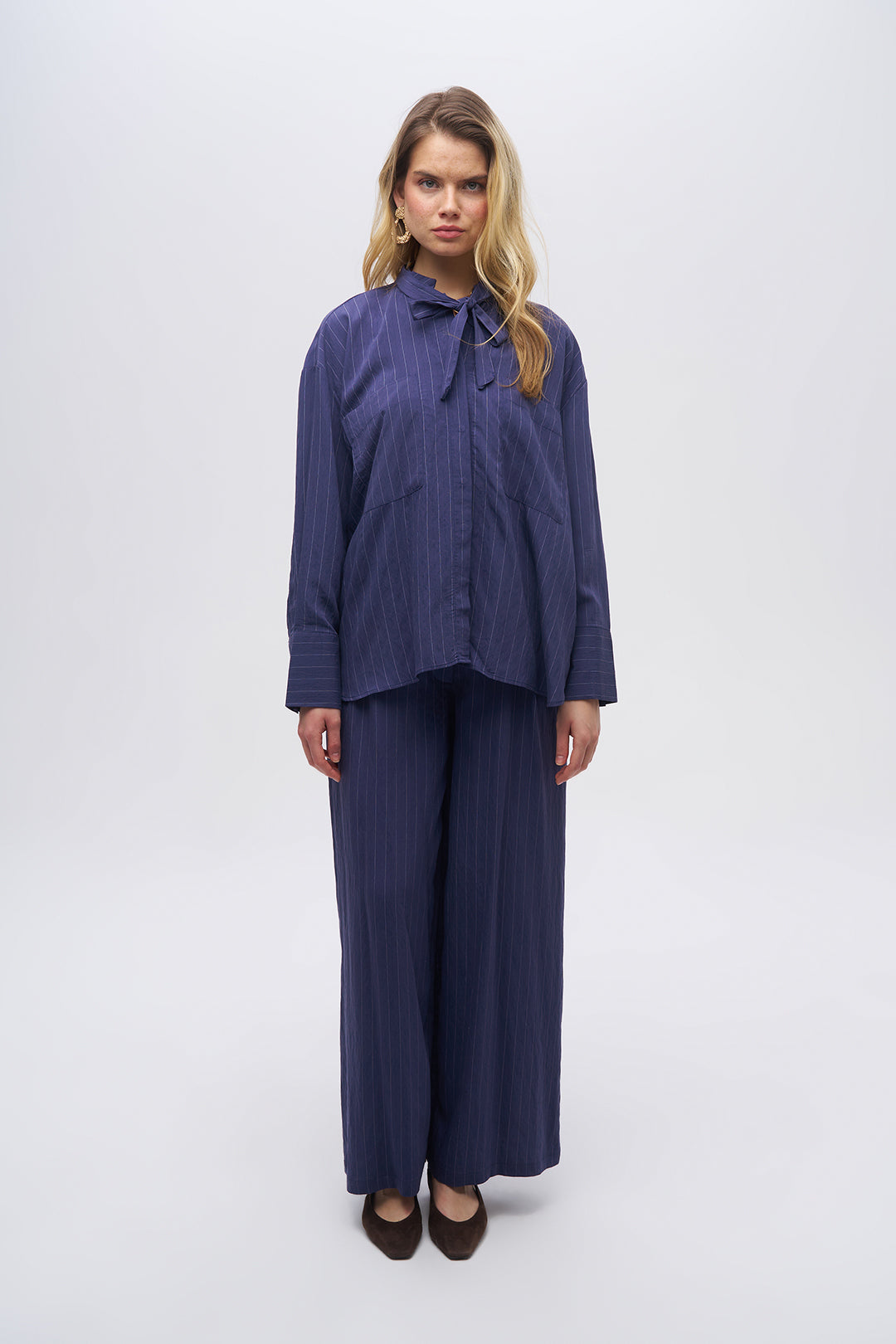 Yakası Fiyonk Bağlamalı Oversize Dökümlü Çizgili Gömlek Laci