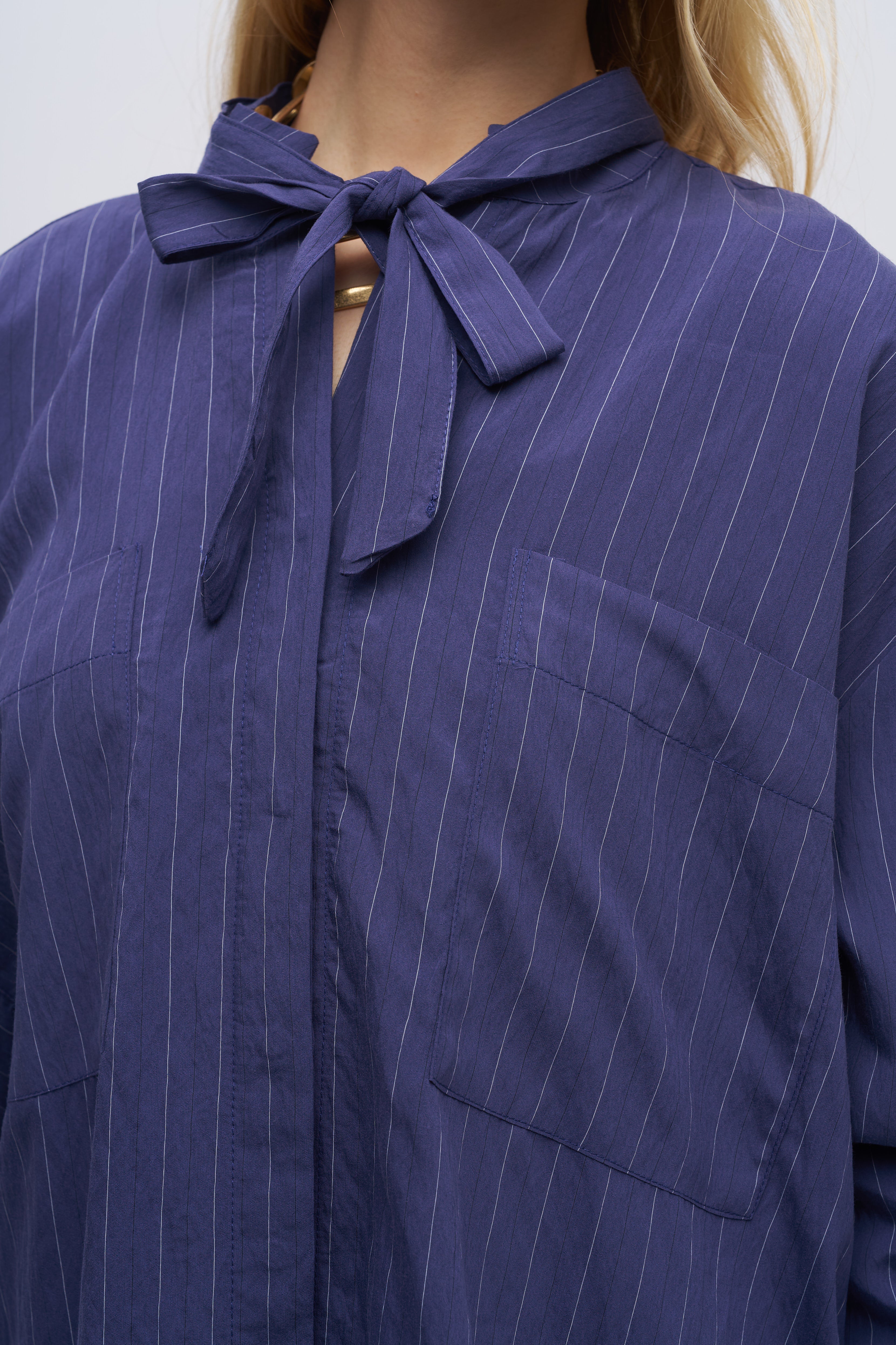 Yakası Fiyonk Bağlamalı Oversize Dökümlü Çizgili Gömlek Laci