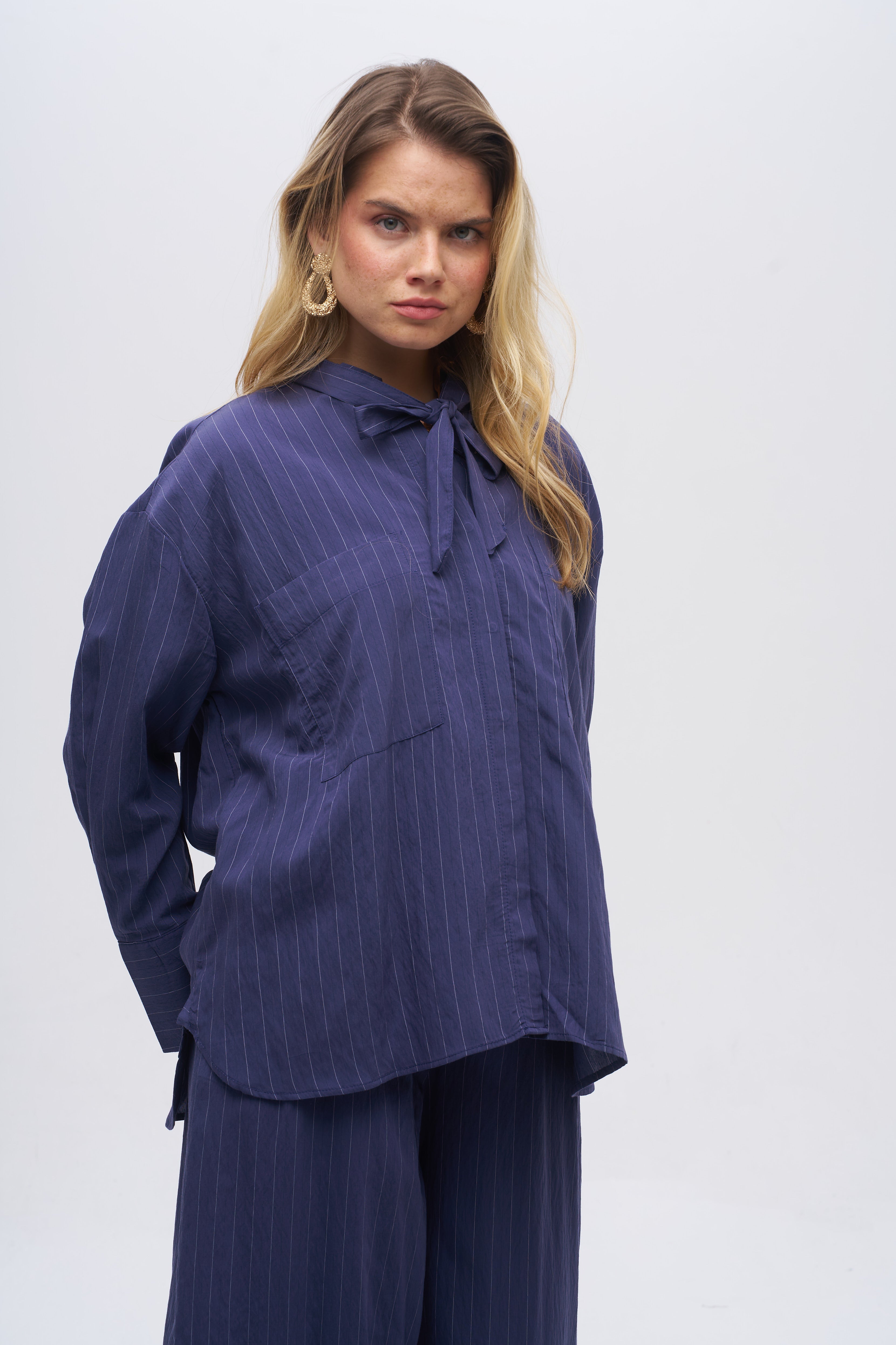 Yakası Fiyonk Bağlamalı Oversize Dökümlü Çizgili Gömlek Laci