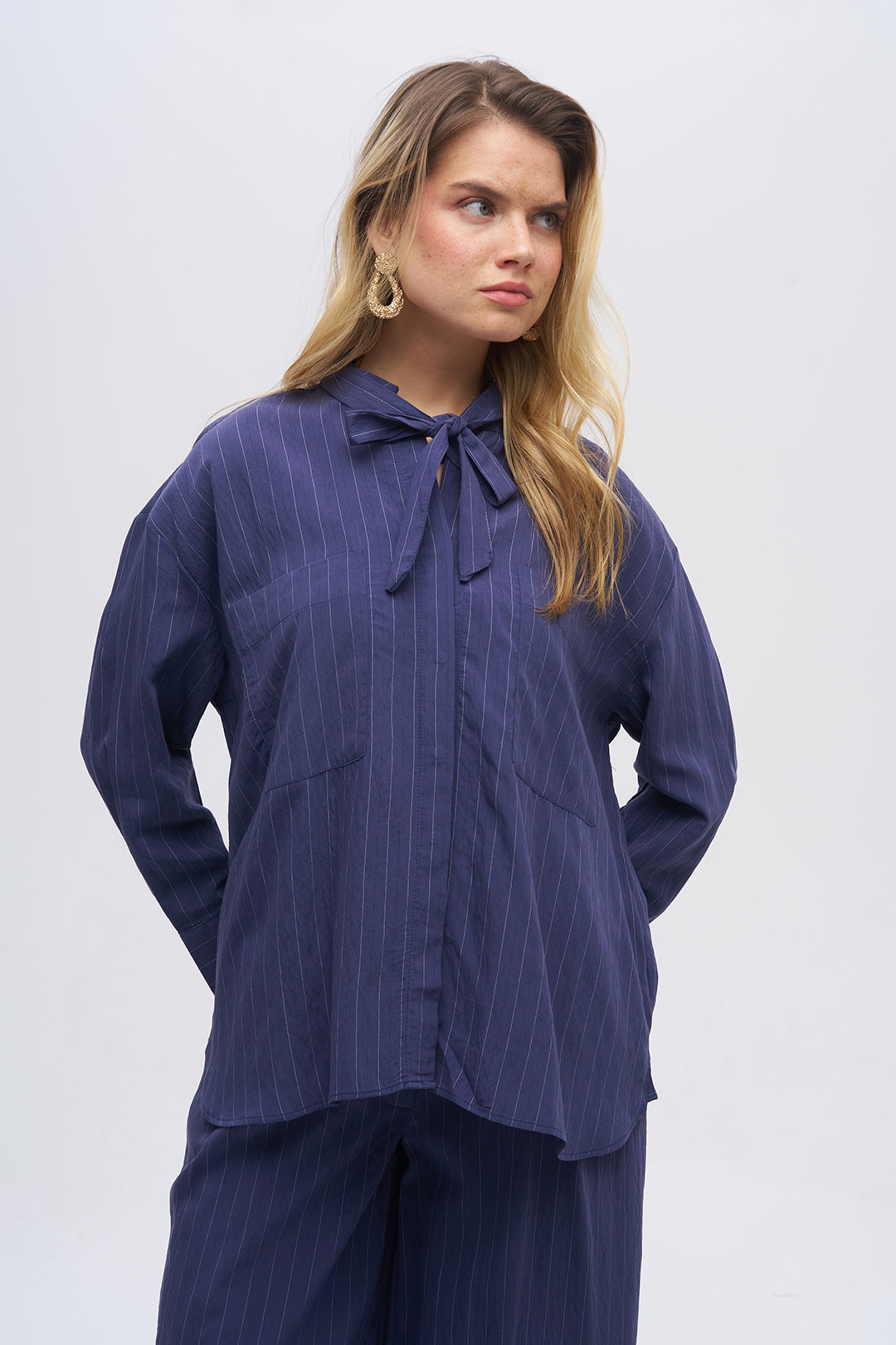 Yakası Fiyonk Bağlamalı Oversize Dökümlü Çizgili Gömlek Laci