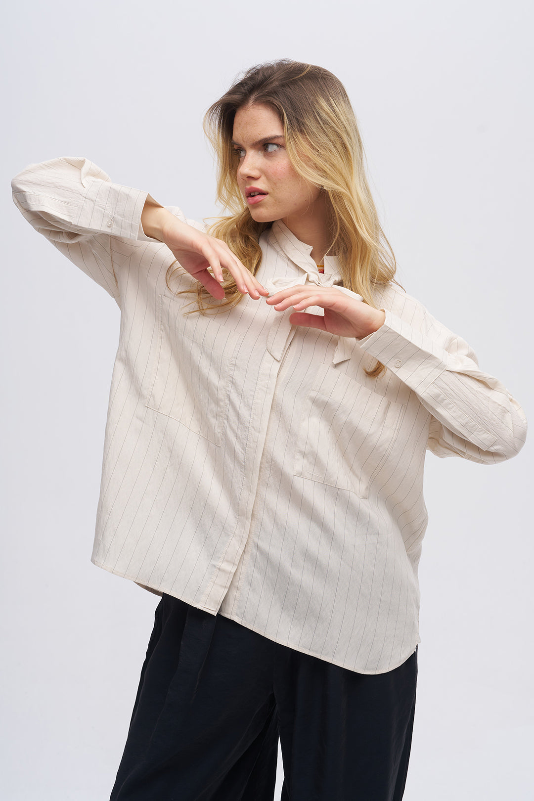 Yakası Fiyonk Bağlamalı Oversize Dökümlü Çizgili Gömlek