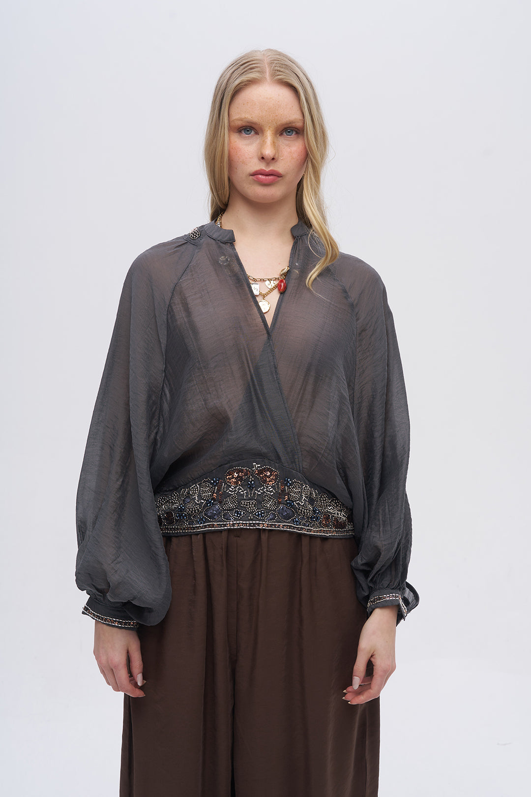 Beli ve Omuzları Taş Detaylı Yarasa Kol Bluz