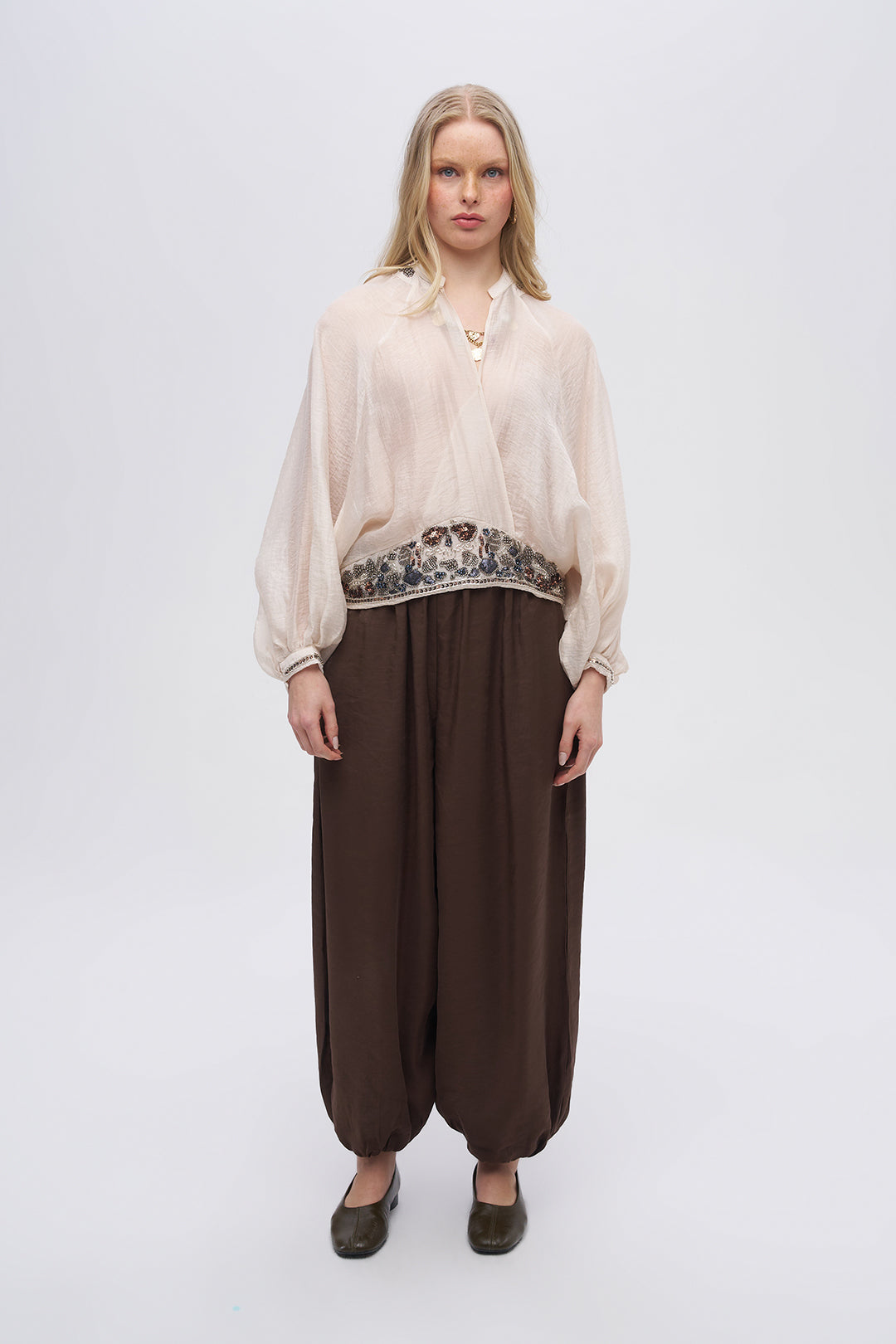 Beli ve Omuzları Taş Detaylı Yarasa Kol Bluz Ekru