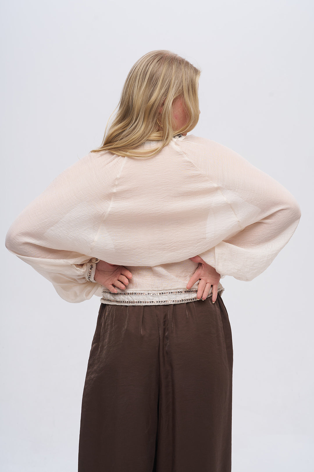 Beli ve Omuzları Taş Detaylı Yarasa Kol Bluz Ekru