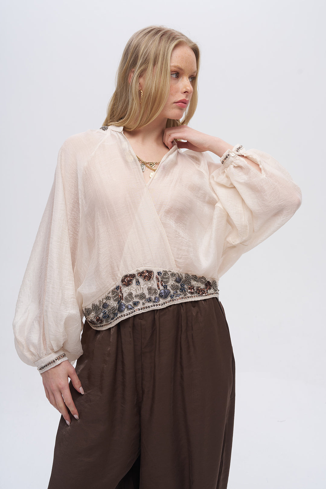 Beli ve Omuzları Taş Detaylı Yarasa Kol Bluz Ekru