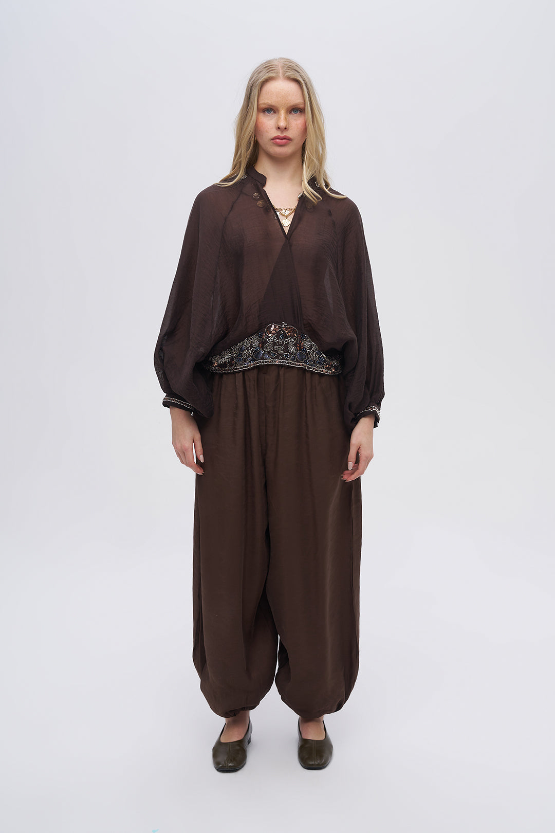 Beli ve Omuzları Taş Detaylı Yarasa Kol Bluz Kahverengi