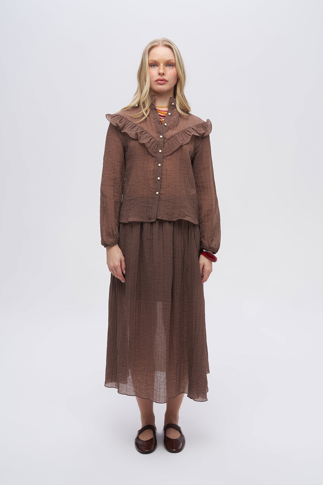 Kahverengi Fırfır Detaylı Dik Yaka Bluz