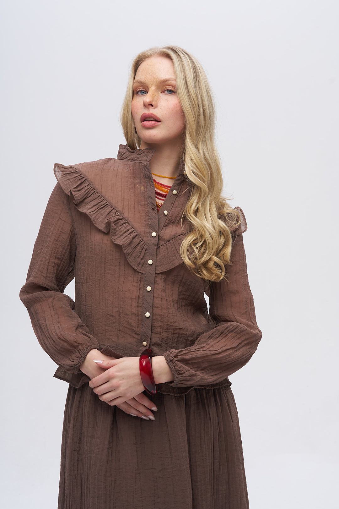 Kahverengi Fırfır Detaylı Dik Yaka Bluz