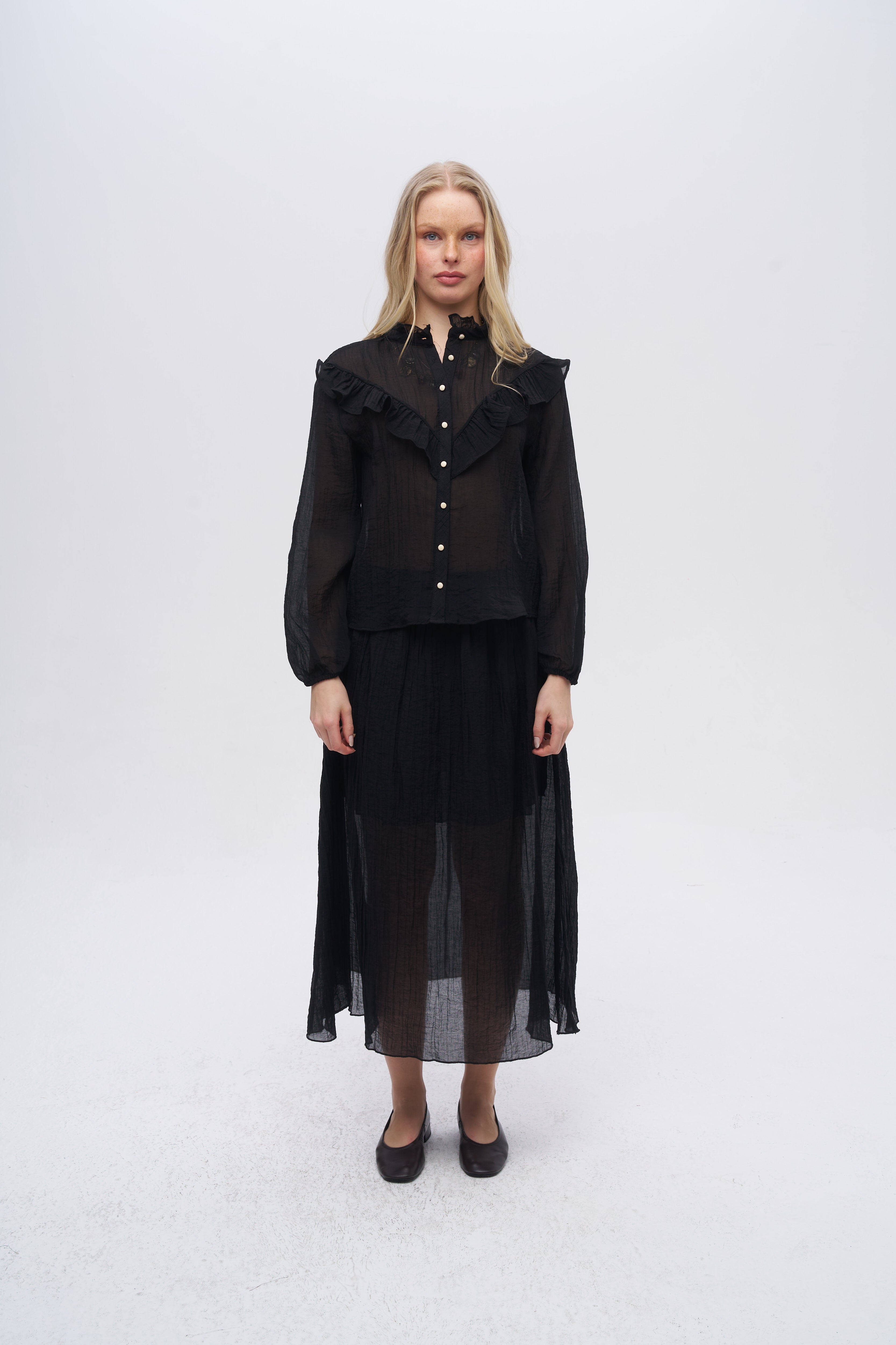 Siyah Fırfır Detaylı Dik Yaka Bluz