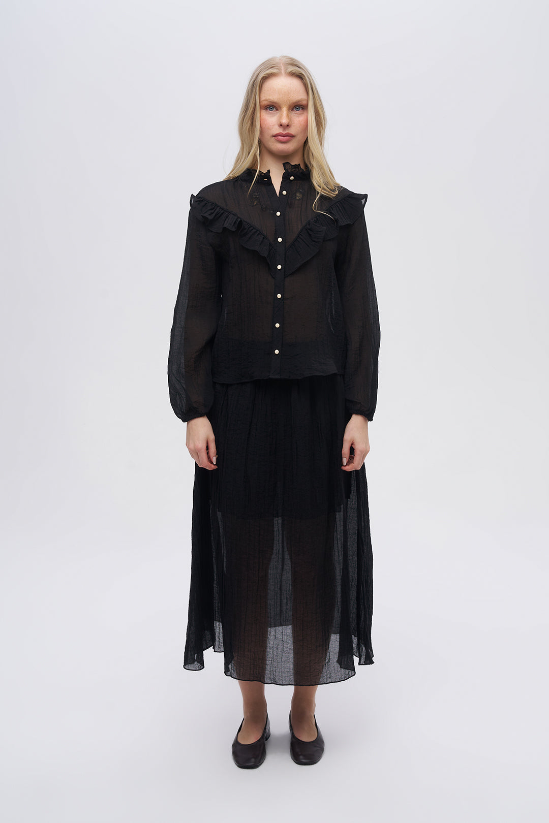 Siyah Fırfır Detaylı Dik Yaka Bluz