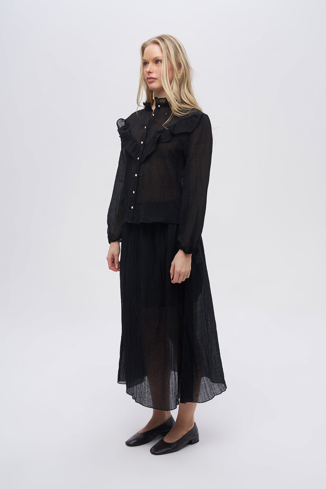 Siyah Fırfır Detaylı Dik Yaka Bluz