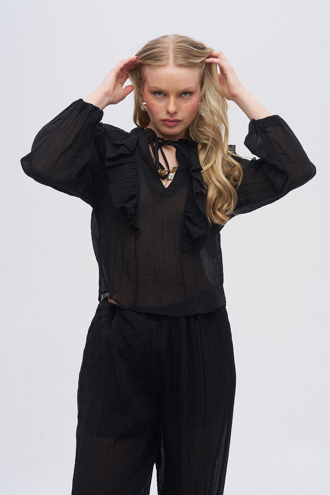 Fırfır Detaylı Yaka Bağlamalı Siyah Bluz