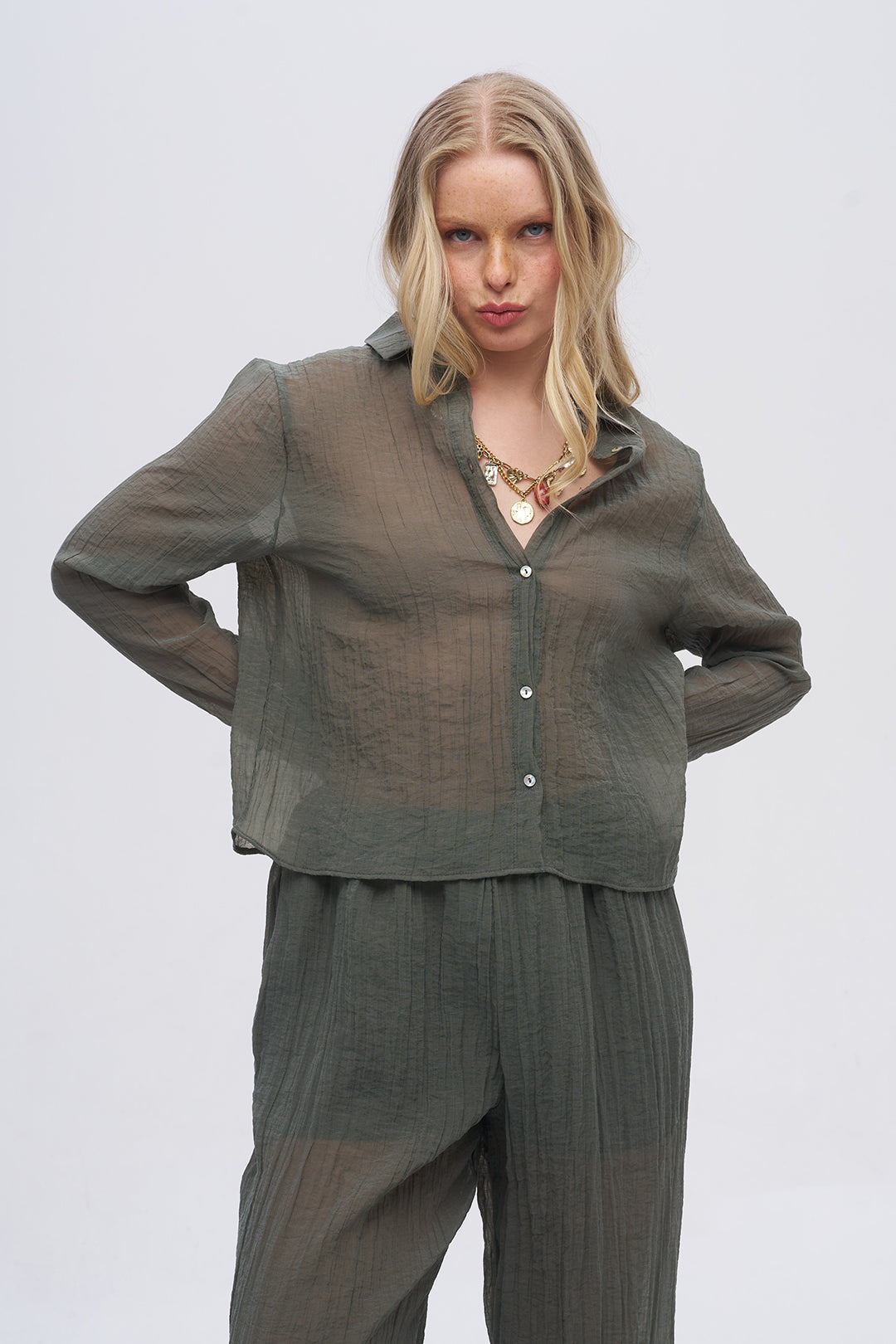 Çizgi Dokulu Klasik Yaka Transparan Gömlek Haki