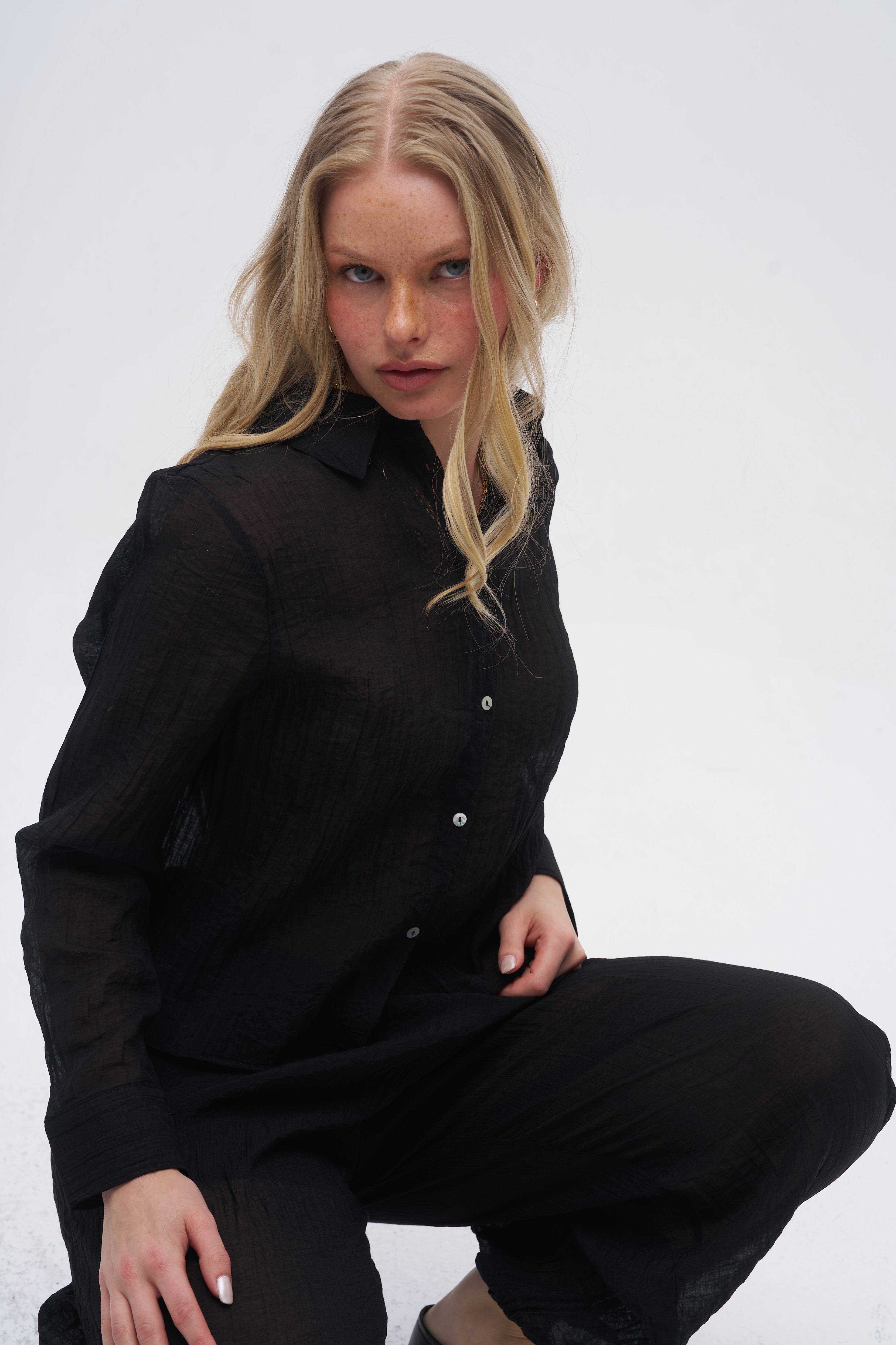 Çizgi Dokulu Klasik Yaka Transparan Gömlek Siyah