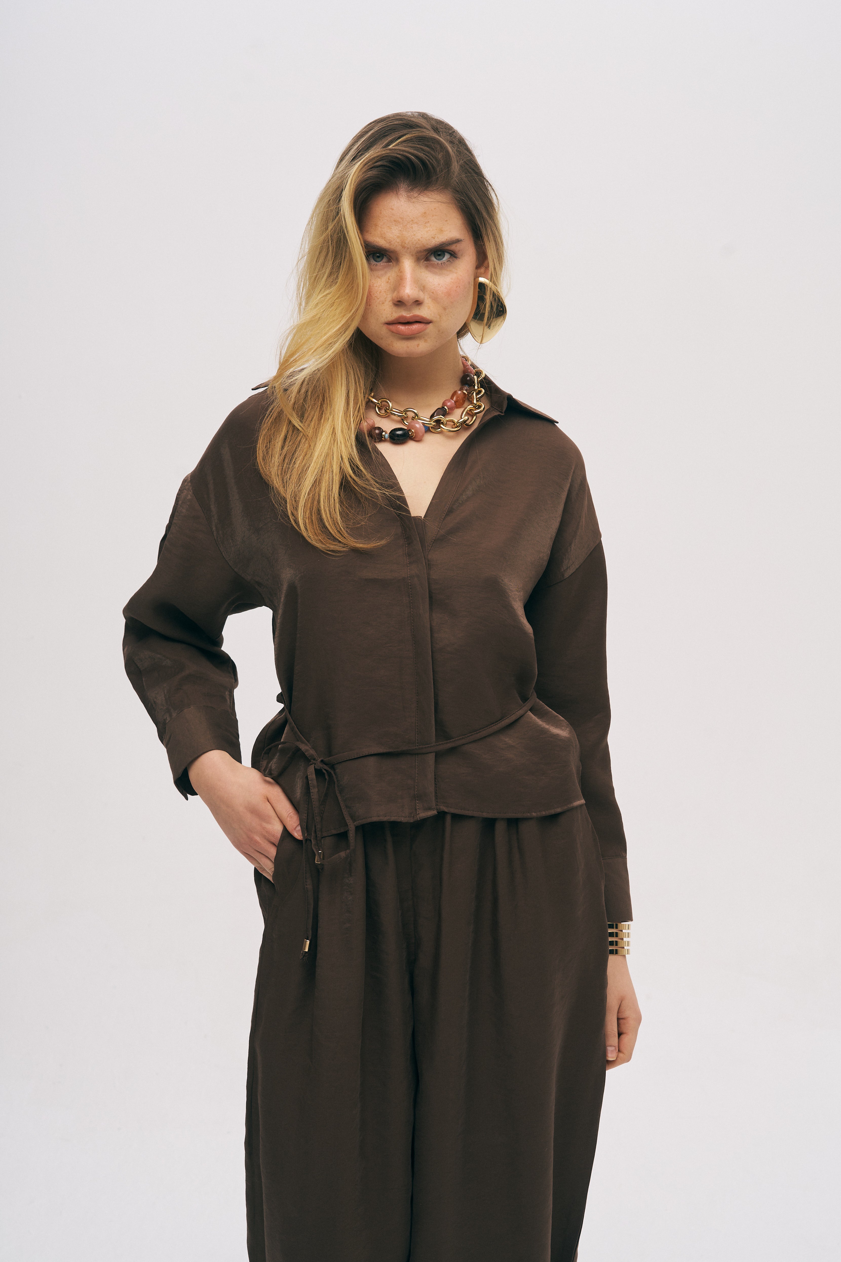 Toptan Kadın Kahverengi İpeksi Dokulu Bağlamalı Gömlek Kahve