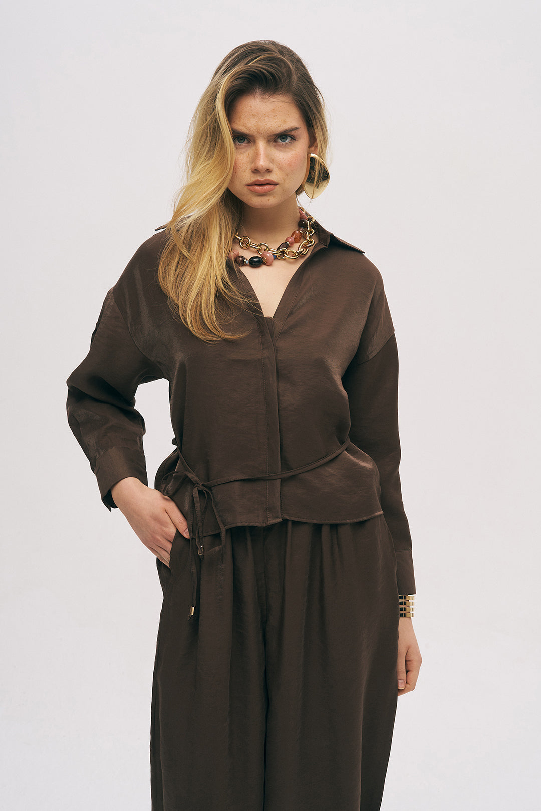 Toptan Kadın Kahverengi İpeksi Dokulu Bağlamalı Gömlek Kahve