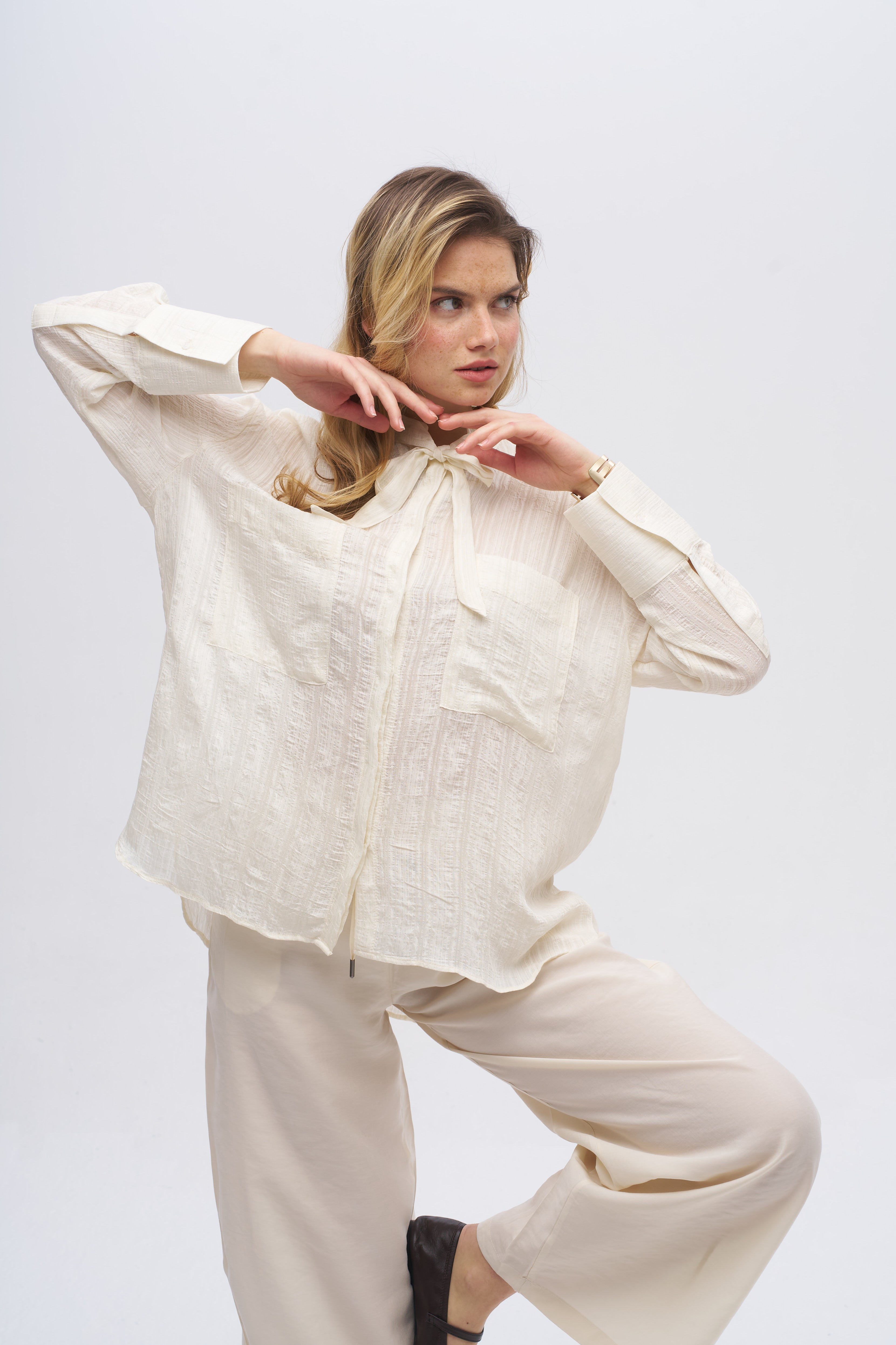 Bağlamalı Yaka Dokulu Ekru Gömlek