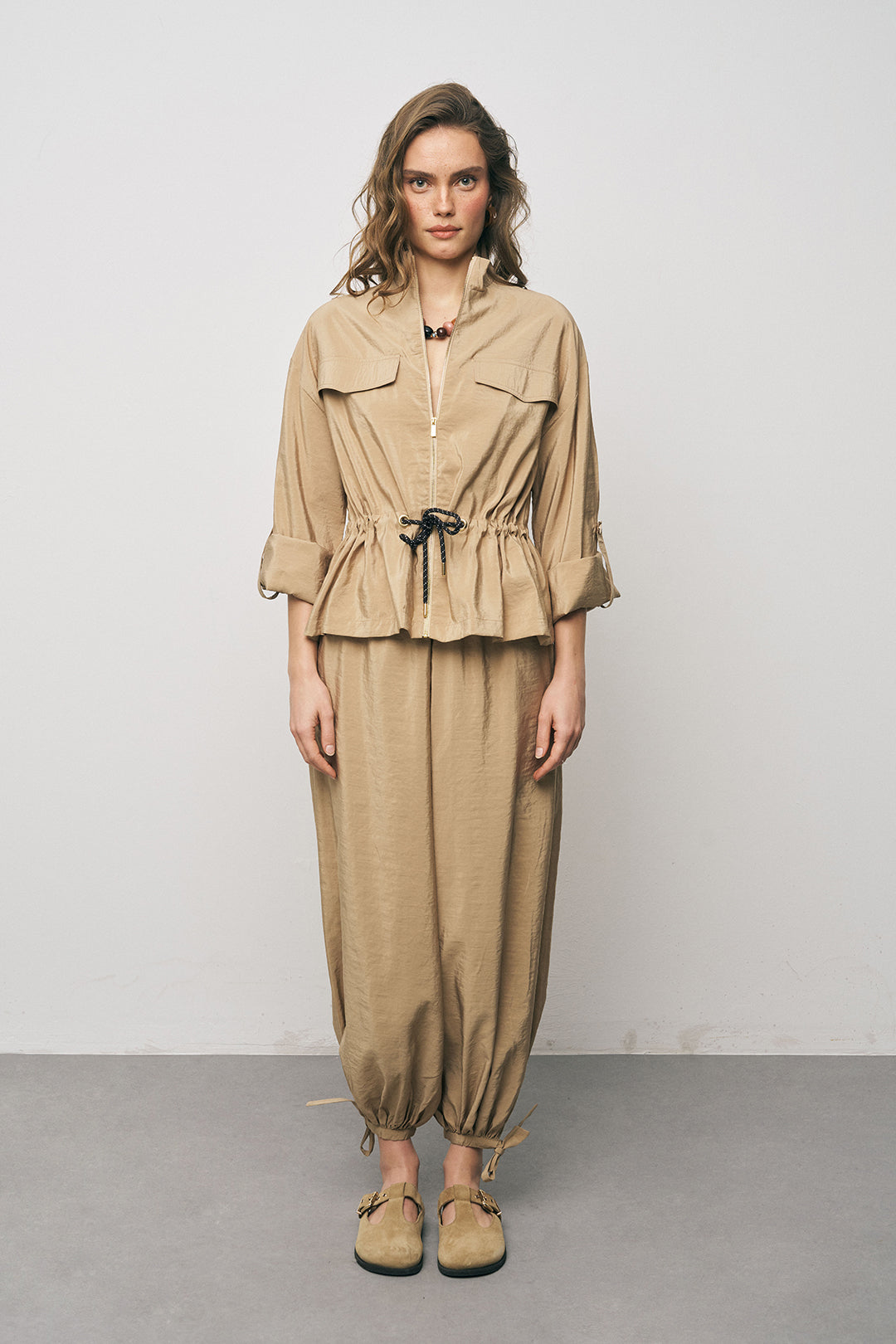 Orfeonegro Beli Büzgülü ve Bağlama Detaylı Bej Fermuarlı Ceket