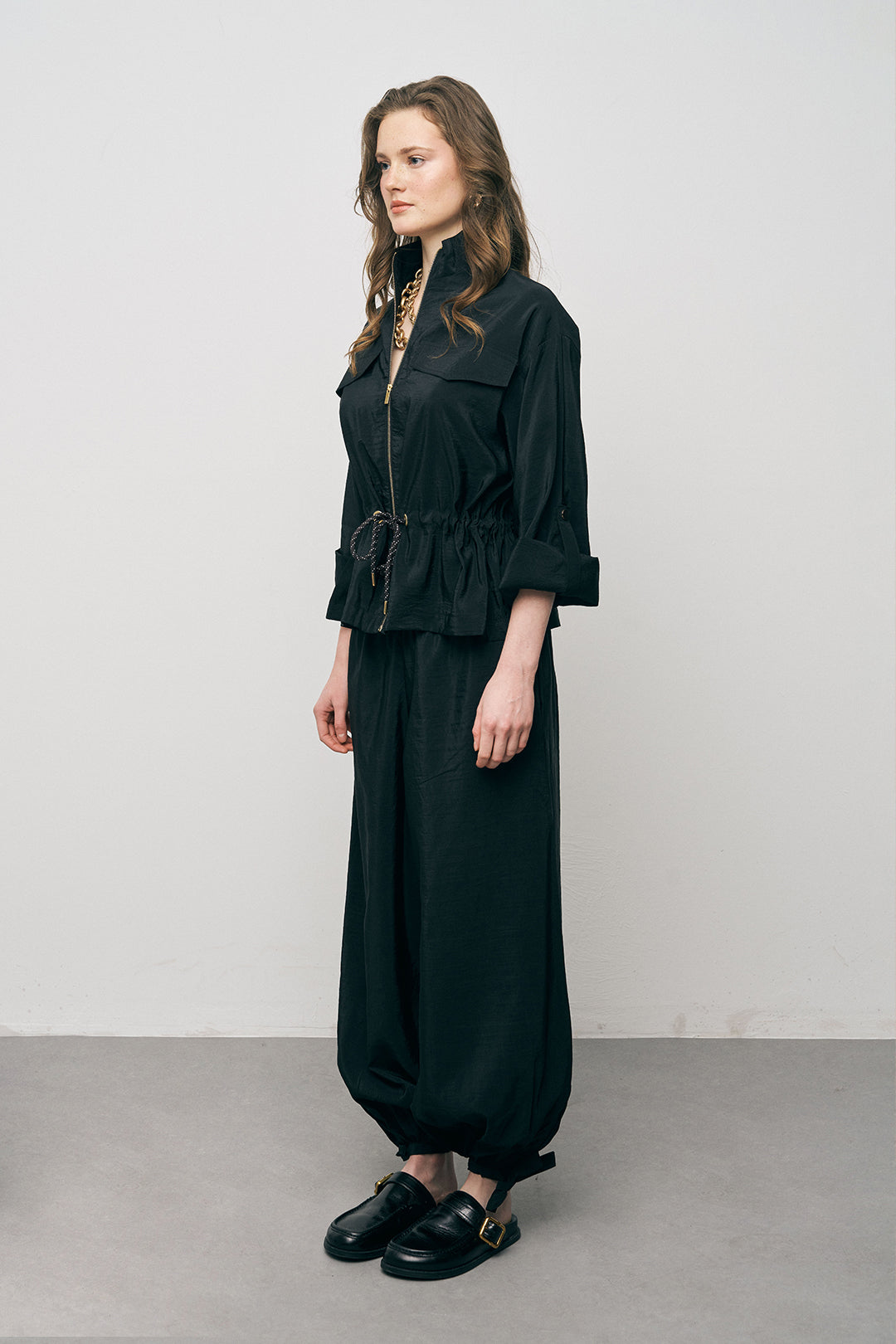 Orfeonegro Beli Büzgülü ve Bağlama Detaylı Siyah Fermuarlı Ceket