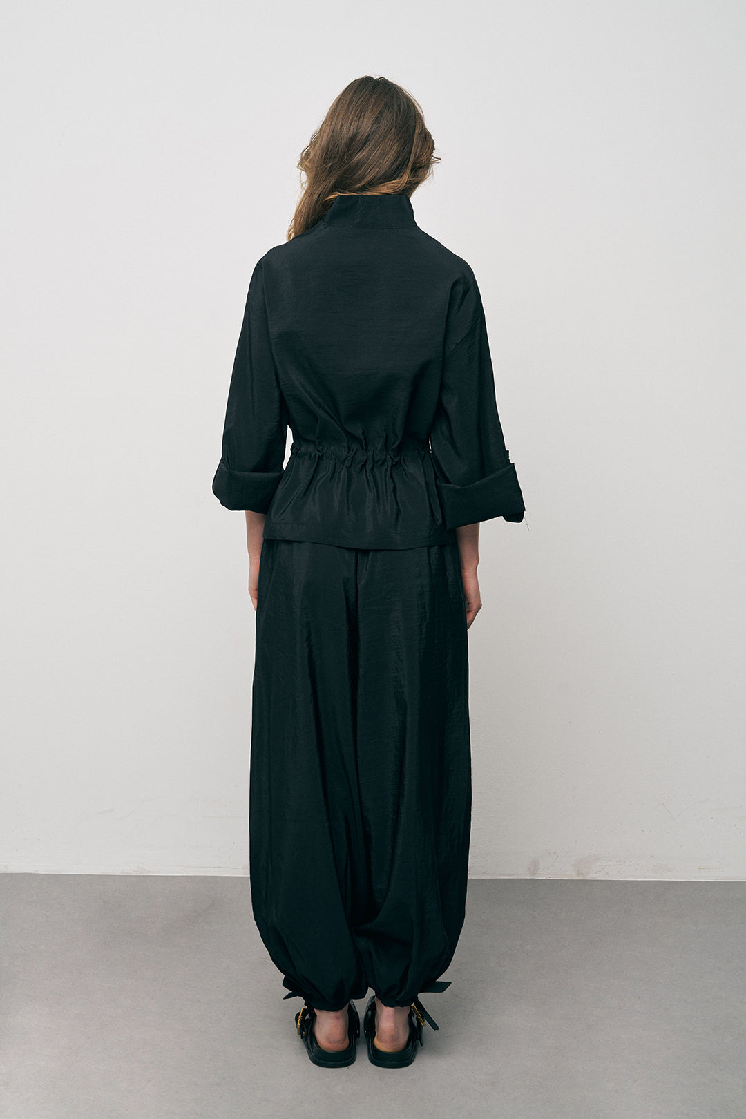 Orfeonegro Beli Büzgülü ve Bağlama Detaylı Siyah Fermuarlı Ceket