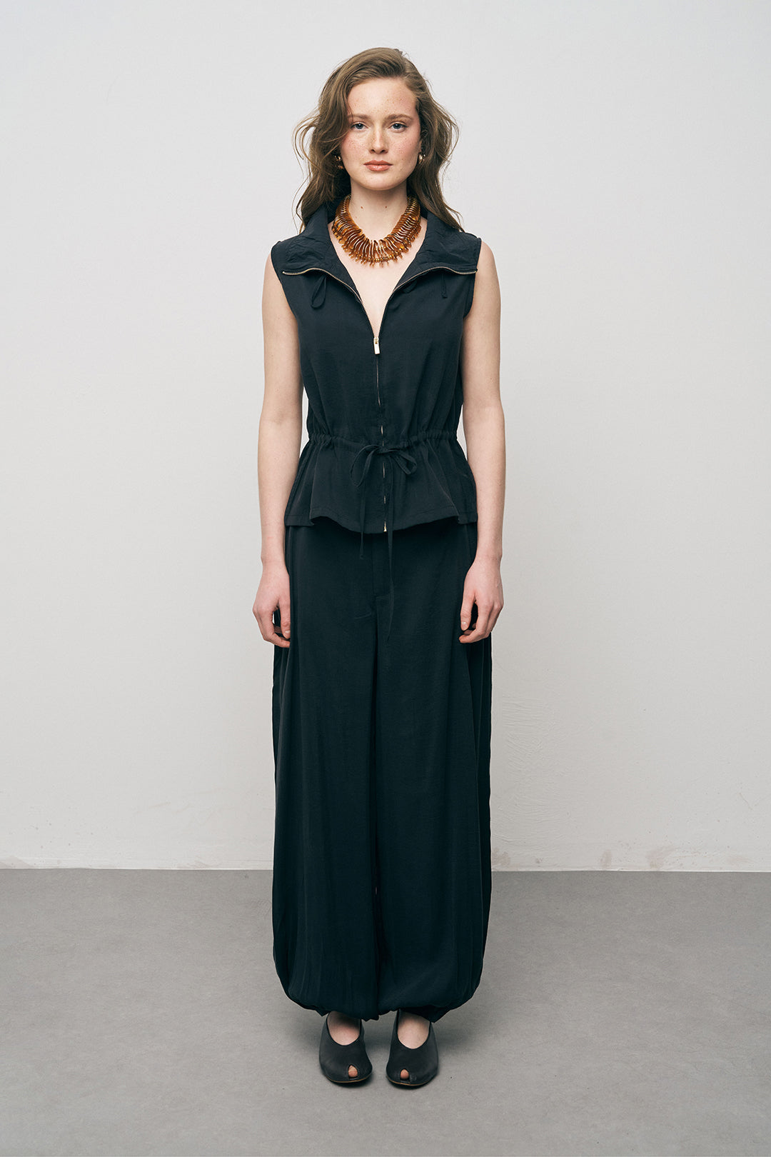 Dik Yakalı Rahat Kesim Siyah Yelek