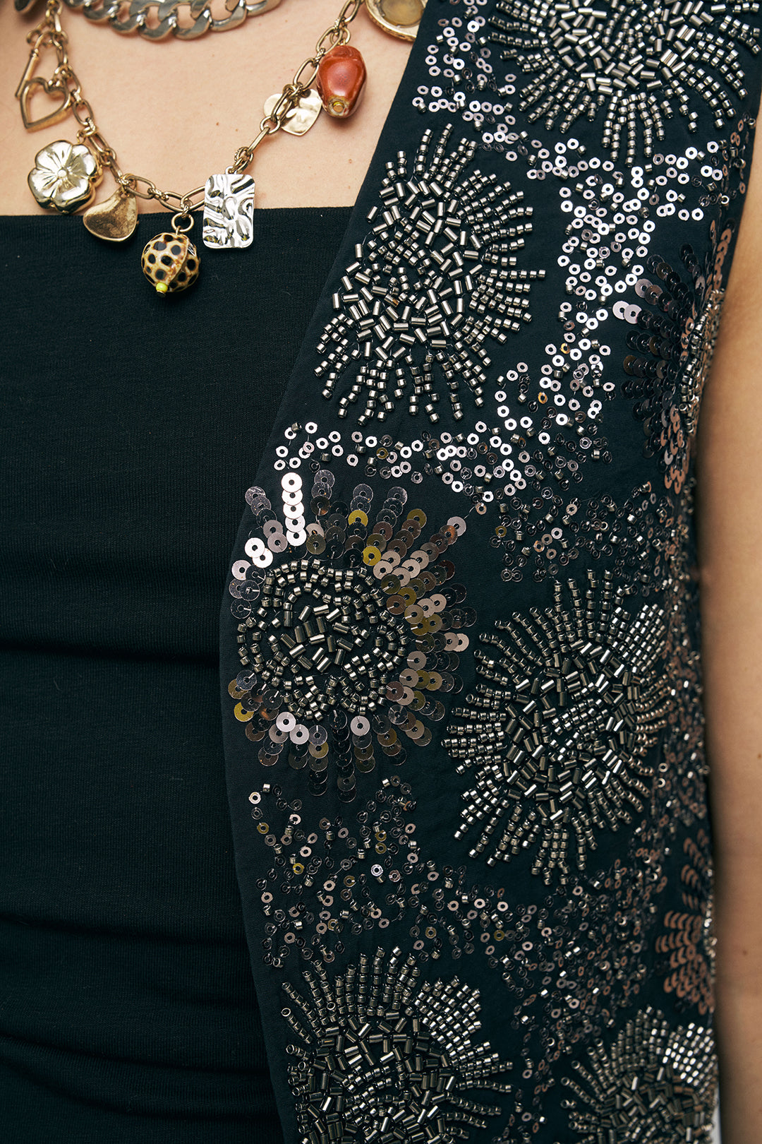 Orfeonegro İşleme ve Pul Detaylı Siyah Kısa Yelek