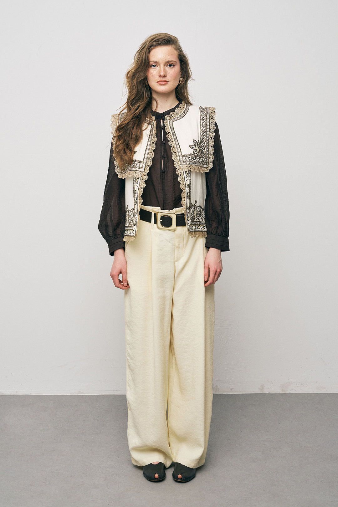 Orfeonegro İşlemeli ve Geniş Yakalı Natur Renk Şık Yelek