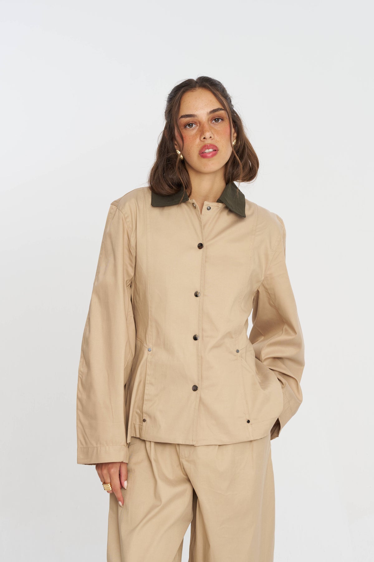 Toptan Kontrast Yakalı Tencel Karışımlı Kadın Ceket Bej