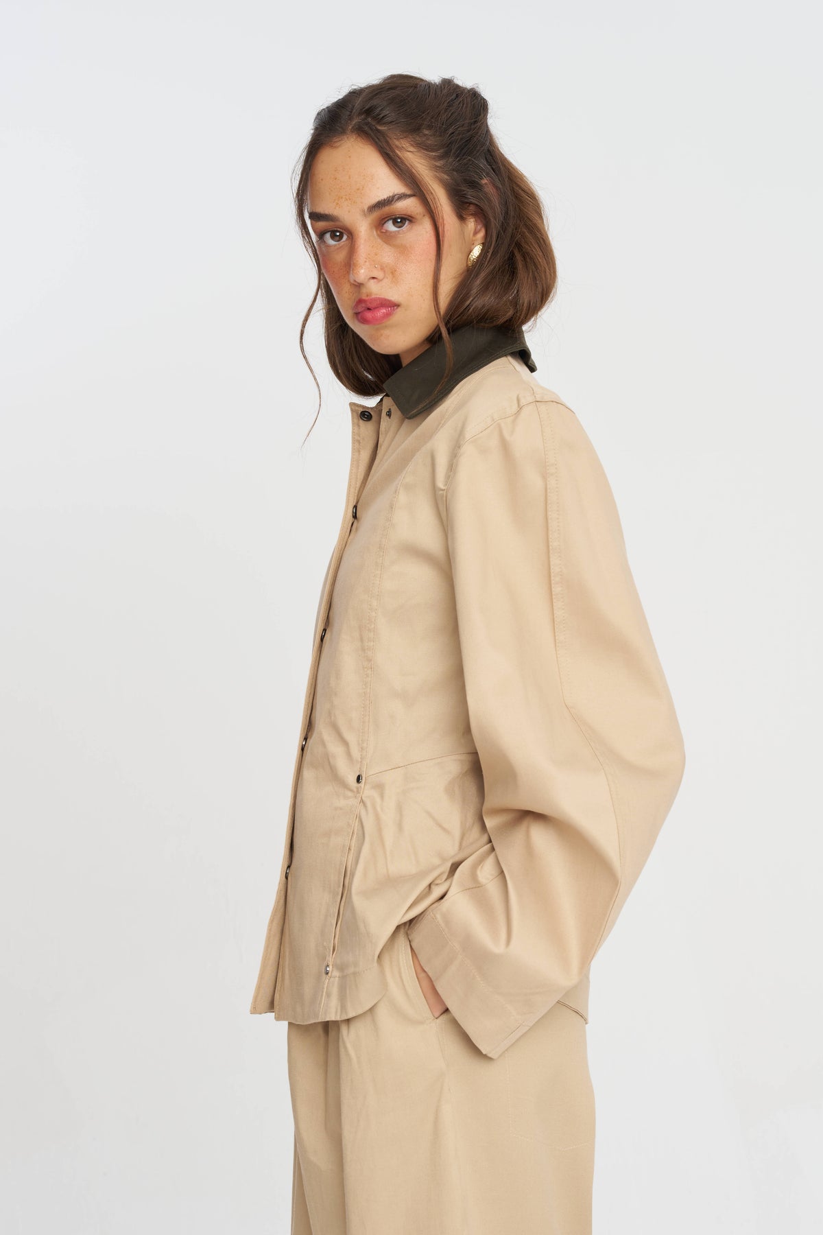 Toptan Kontrast Yakalı Tencel Karışımlı Kadın Ceket Bej