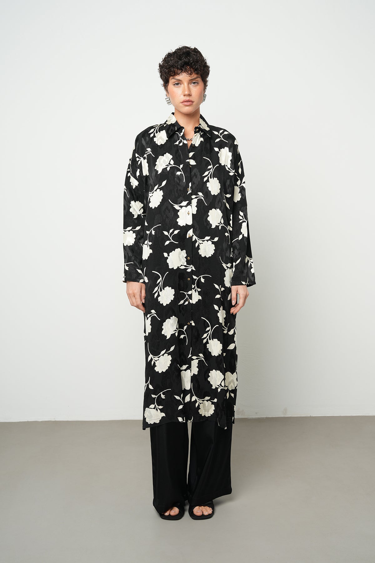 Orfeonegro Siyah-Beyaz Çiçek Desenli Uzun Tunik Gömlek