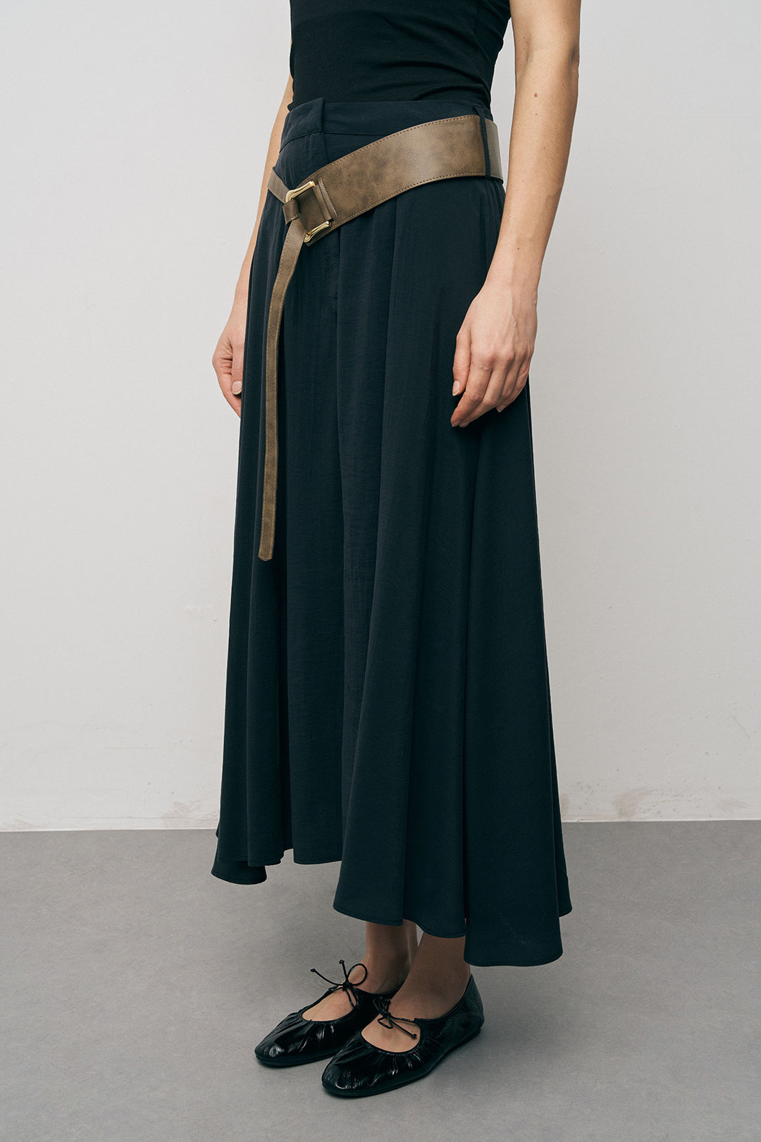 Orfeonegro Kemerli Kloş Siyah Midi Etek