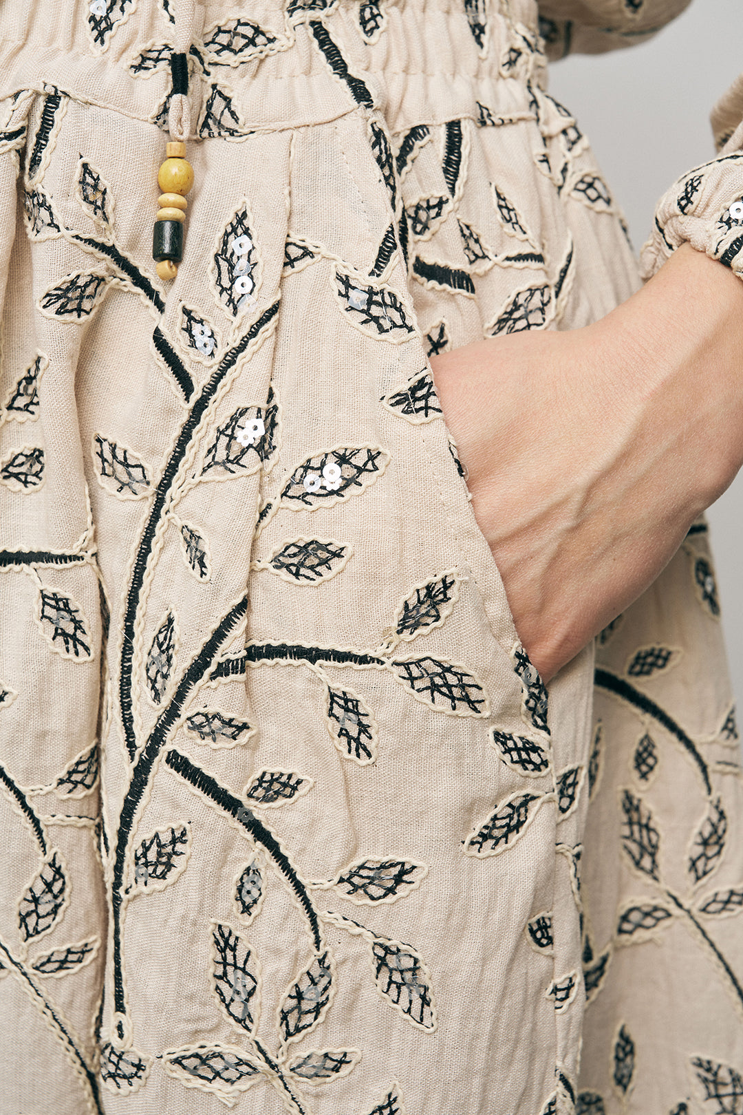 Otantik Desenli Tiril Tiril Yazlık Siyah Etek